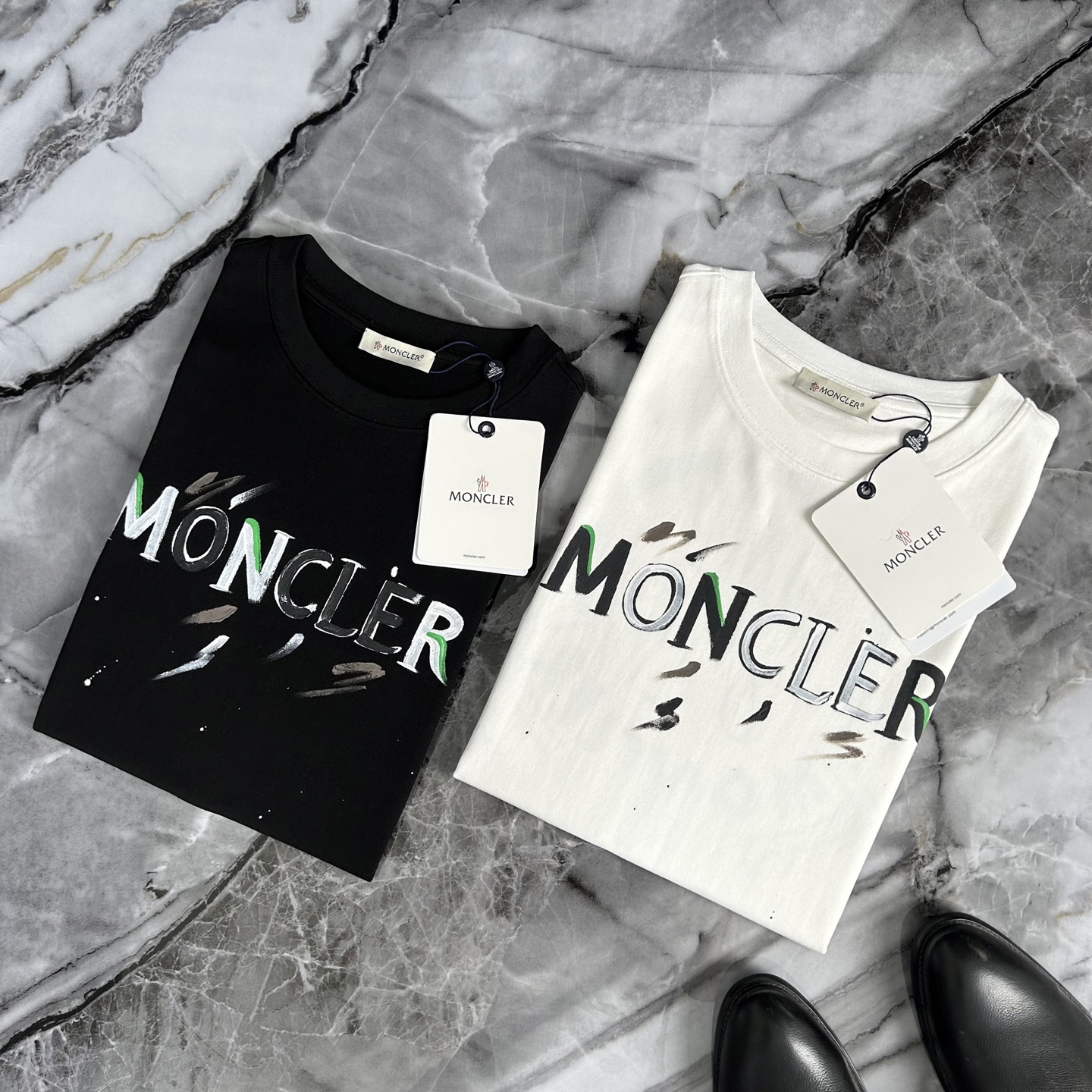 NO:486276,MONCLER/Shirt 2025 Spring New European Counter Hot Top Original Single Fashion Star Internet Celebrity Casual Short-sleeved T-shirt. (Micro-wide Edition) Size S~2XL (~200 catties to wear) 25ss Fashion Industry Famous Star Internet Celebrity Trendy People must have, original single single rude goods three-standard high-end version, original LOGO design, selected imported European cotton fabrics, which are softer and more comfortable than ordinary cotton, and the touch is even more seductive, with very powerful breathability, especially suitable for the needs of spring and summer wear. They are definitely worn, and the details and webbing craftsmanship are perfect, making them more high-end!  Excellent comfort and breathability, the first choice for urban fashion trendy people., Moncler, T-shirt,tees, t-shirt,alexander wang19860909MONCLER/蒙口 2025春季新款欧洲专柜爆款 顶级原单时尚名星网红款休闲短袖T恤.（微阔版） 尺码S~2XL(～200斤可穿） 25ss时尚界名星网红潮人必备单品,原单狠货三标齐全高版本,原版LOGO设计,精选进口欧棉面料,比普通棉更加柔软舒适,触感更是极端撩人,透气性能十分之强大,尤为适合春夏季节的穿搭所需,妥妥的穿着享受,并且各处的细节以及织带的工艺都是尽善尽美,更显高级感！舒适性与透气性兼优,都市时尚潮人首选.,,Moncler,T-shirt,tees，t-shirt,alexander wang,Men's clothing