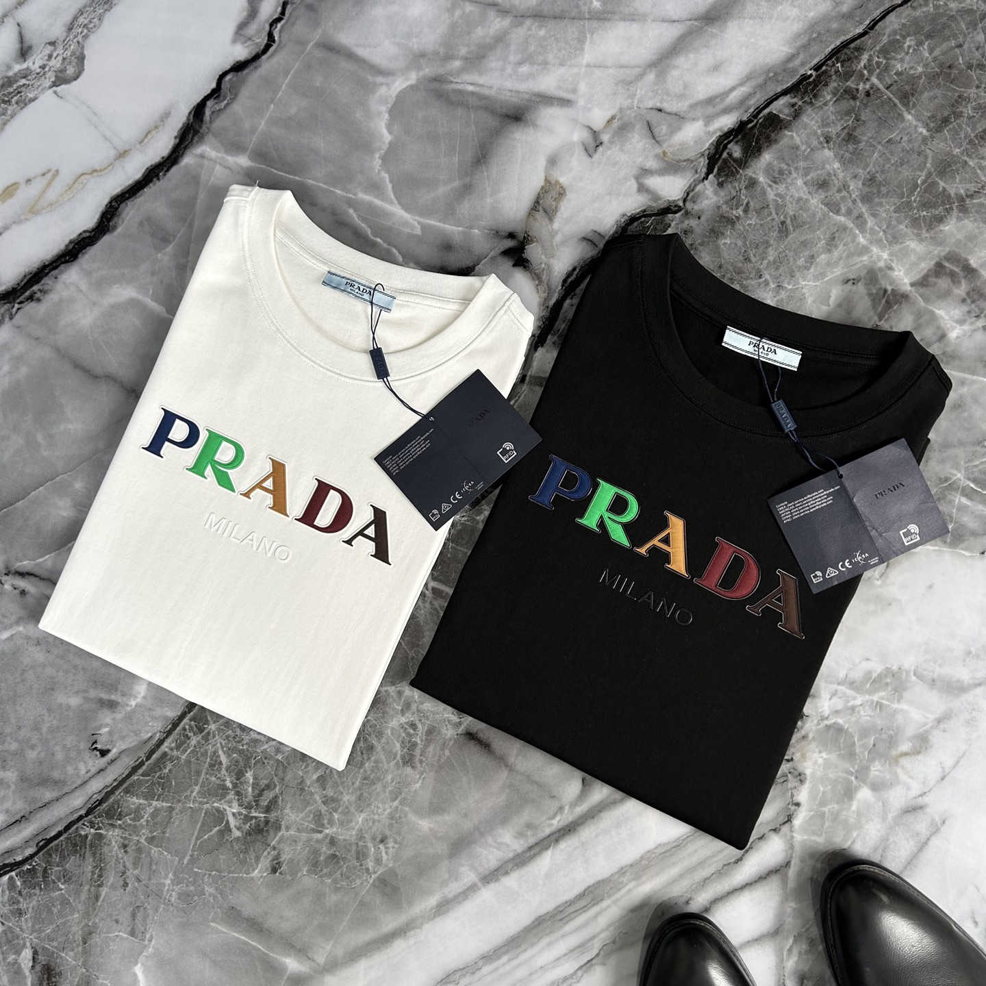 NO:486272,PRADA/Prada 2025 spring new European counter hit top original single fashion celebrity internet celebrity casual short-sleeved T-shirt. (Micro-wide version) Size S~2XL (~200 catties to wear) 25ss fashion celebrity internet celebrity must-have item, original single rude goods three-standard high-end version, original LOGO design, selected imported European cotton fabrics, softer and more comfortable than ordinary cotton, and the touch is extremely seductive, with very powerful breathability, especially suitable for the needs of spring and summer wear, it is perfect for wearing, and the details everywhere and the webbing craftsmanship are perfect, making it more high-end!  Excellent comfort and breathability, the first choice for urban fashion trendy people.,,prada,prada,T-shirt,tees,t-shirt,alexander wang19860909PRADA/普拉达 2025春季新款欧洲专柜爆款 顶级原单时尚名星网红款休闲短袖T恤.（微阔版） 尺码S~2XL(～200斤可穿） 25ss时尚界名星网红潮人必备单品,原单狠货三标齐全高版本,原版LOGO设计,精选进口欧棉面料,比普通棉更加柔软舒适,触感更是极端撩人,透气性能十分之强大,尤为适合春夏季节的穿搭所需,妥妥的穿着享受,并且各处的细节以及织带的工艺都是尽善尽美,更显高级感！舒适性与透气性兼优,都市时尚潮人首选.,,prada,prada,T-shirt,tees，t-shirt,alexander wang,Men's clothing
