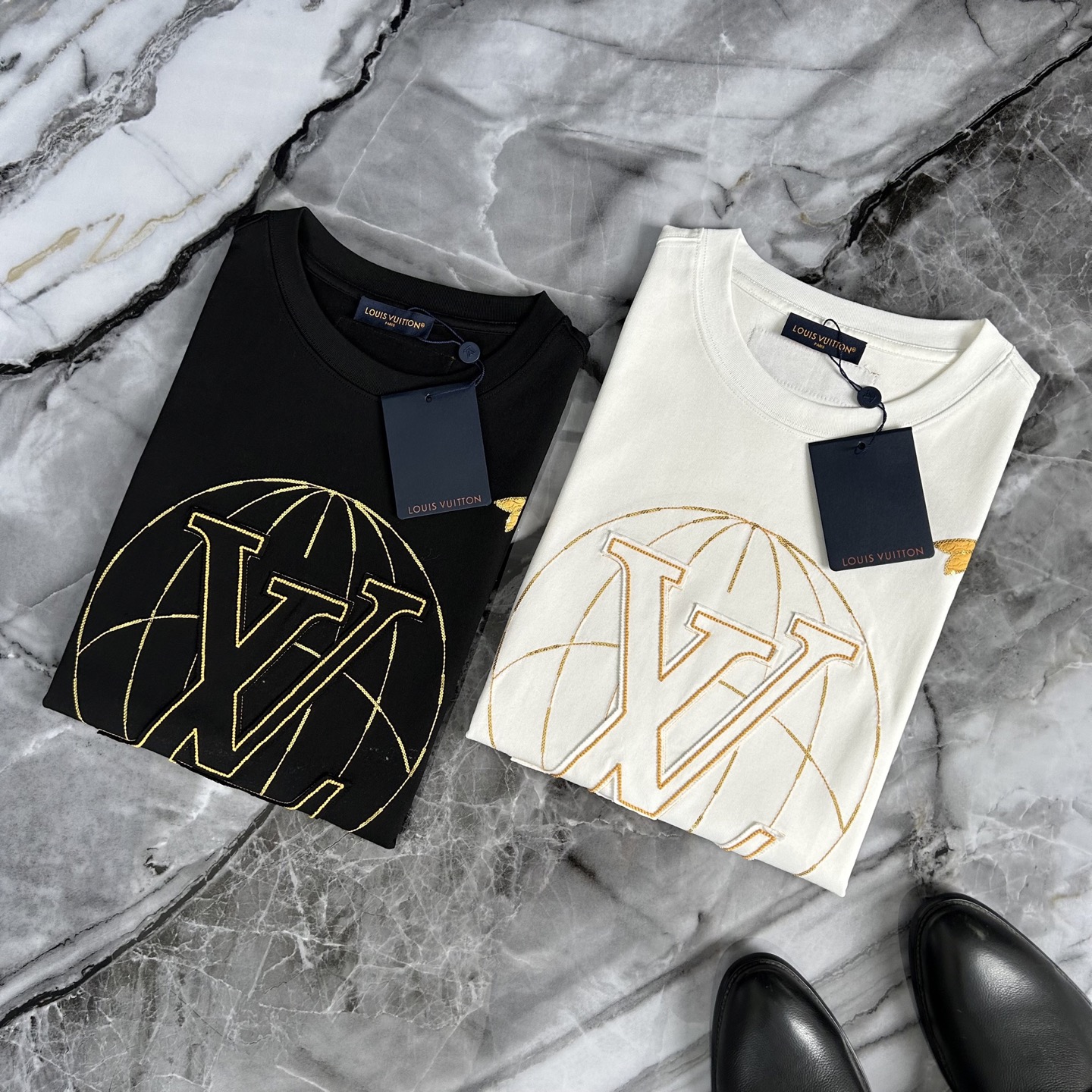 NO:486267,LV/Louis Vuitton 2025 spring new European counter hit top original single fashion celebrity internet celebrity casual short-sleeved T-shirt. (Micro-wide version) Size S~2XL (~200 catties to wear) 25ss fashion celebrity internet celebrity must-have item, original single single ruling three-standard high-end version, original LOGO design, selected imported European cotton fabrics, softer and more comfortable than ordinary cotton, and the touch is extremely seductive, with very powerful breathability, especially suitable for the needs of spring and summer wear, it is perfect for wearing, and the details everywhere and the webbing craftsmanship are perfect, making it more high-end!  Comfort and breathability are both excellent, the first choice for urban fashion trendy people.,,louis vuitton,louis vuitton,T-shirt,tees,t-shirt,alexander wang19860909LV/路易威登 2025春季新款欧洲专柜爆款 顶级原单时尚名星网红款休闲短袖T恤.（微阔版） 尺码S~2XL(～200斤可穿） 25ss时尚界名星网红潮人必备单品,原单狠货三标齐全高版本,原版LOGO设计,精选进口欧棉面料,比普通棉更加柔软舒适,触感更是极端撩人,透气性能十分之强大,尤为适合春夏季节的穿搭所需,妥妥的穿着享受,并且各处的细节以及织带的工艺都是尽善尽美,更显高级感！舒适性与透气性兼优,都市时尚潮人首选.,,louis vuitton,louis vuitton,T-shirt,tees，t-shirt,alexander wang,Men's clothing