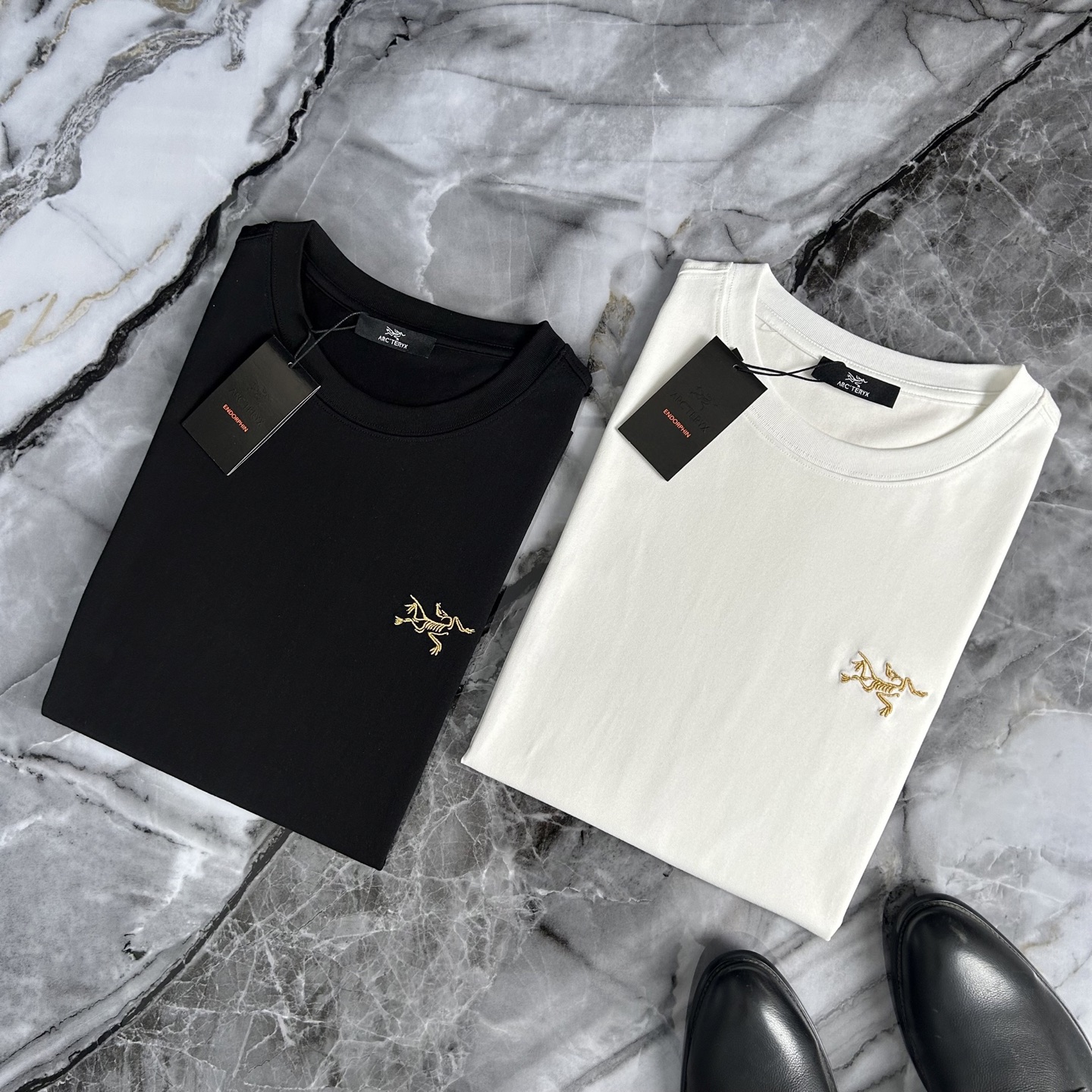 NO:486262,ARCTERYX/Archaew Bird Spring 2025 New European Counter Hot Style Top Original Single Fashion Star Internet Celebrity Casual Short-sleeved T-shirt. (Micro-wide Edition) Size S~2XL (~200 catties to wear) 25ss Fashion Industry Famous Star Internet Celebrity Trendy People, original single single three-standard high-end version, original LOGO design, selected imported European cotton fabrics, which are softer and more comfortable than ordinary cotton, and the touch is extremely seductive, with very powerful breathability, especially suitable for the needs of spring and summer wear. They are definitely worn, and the details everywhere and the webbing craftsmanship are perfect, making them more high-end!  Excellent comfort and breathability, the first choice for urban fashion trendy people.,arc'teryx,T-shirt,tees,t-shirt,alexander wang19860909ARCTERYX/始祖鸟 2025春季新款欧洲专柜爆款 顶级原单时尚名星网红款休闲短袖T恤.（微阔版） 尺码S~2XL(～200斤可穿） 25ss时尚界名星网红潮人必备单品,原单狠货三标齐全高版本,原版LOGO设计,精选进口欧棉面料,比普通棉更加柔软舒适,触感更是极端撩人,透气性能十分之强大,尤为适合春夏季节的穿搭所需,妥妥的穿着享受,并且各处的细节以及织带的工艺都是尽善尽美,更显高级感！舒适性与透气性兼优,都市时尚潮人首选.,arc'teryx,T-shirt,tees，t-shirt,alexander wang,Men's clothing