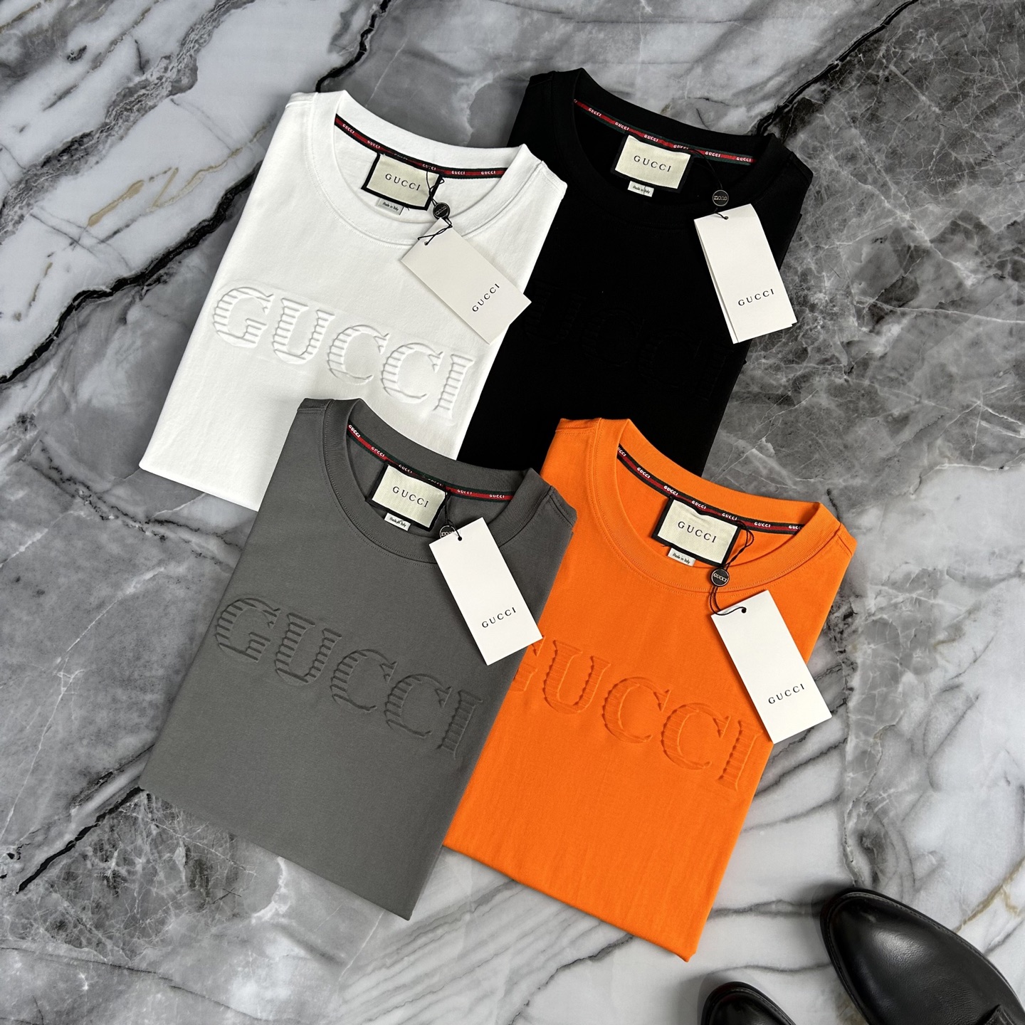 NO:486256,GUCCI/Guqi 2025 spring new European counter hit top original single fashion celebrity internet celebrity casual short-sleeved T-shirt. (Micro-wide version) Size S~2XL (~200 catties to wear) 25ss fashion celebrity internet celebrity must-have item, original single single rude goods three-standard high-end version, original LOGO design, selected imported European cotton fabrics, softer and more comfortable than ordinary cotton, and the touch is even more seductive, with very powerful breathability, especially suitable for the needs of spring and summer wear, it is perfect for wearing, and the details everywhere and the webbing craftsmanship are perfect, making it more high-end!  Excellent comfort and breathability, the first choice for urban fashion trendy people., gucci, T-shirt, tees, t-shirt, alexander wang19860909GUCCI/古奇 2025春季新款欧洲专柜爆款 顶级原单时尚名星网红款休闲短袖T恤.（微阔版） 尺码S~2XL(～200斤可穿） 25ss时尚界名星网红潮人必备单品,原单狠货三标齐全高版本,原版LOGO设计,精选进口欧棉面料,比普通棉更加柔软舒适,触感更是极端撩人,透气性能十分之强大,尤为适合春夏季节的穿搭所需,妥妥的穿着享受,并且各处的细节以及织带的工艺都是尽善尽美,更显高级感！舒适性与透气性兼优,都市时尚潮人首选.,,gucci,T-shirt,tees，t-shirt,alexander wang,Men's clothing