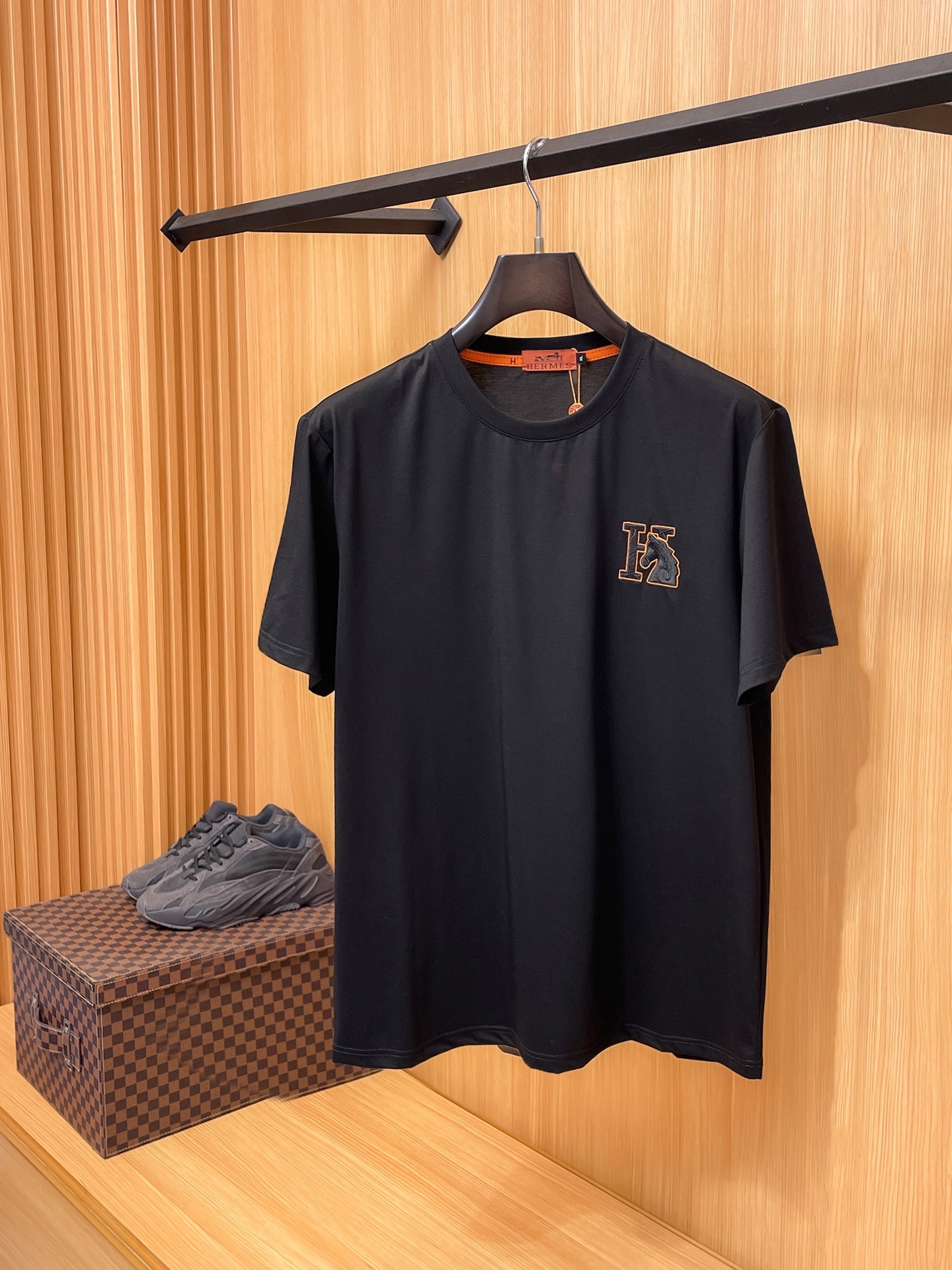 NO:839250,HERMES/Hermès 2026 Spring and Summer Clothing European GW Counter Hot Style Top Counter Quality Customization Original Fashion High-End Men's Casual Short-Sleeved T-shirt. Size M~3XL (110~190 catties can be worn)  26ss is a must-have item for fashionable high-end people. It is a complete high-end version with three original labels and luxurious original logo design. It is made of imported mercerized long-staple cotton fabric, which is softer and more comfortable than pure cotton. It has an extremely sexy touch and very strong breathability. It is especially suitable for the dressing needs in spring and summer. It can be worn properly and enjoyed. The details and the craftsmanship of the webbing are perfect, giving it a more high-end feel!  It has excellent comfort and breathability, and is the first choice for urban fashionable men.,,hermes,hermes,T-shirt,tees,t-shirt,19860909HERMES/爱马仕 2026春夏装欧洲GW专柜爆款 顶级柜台品质定制 原单时尚高端男士休闲短袖T恤. 尺码M~3XL (110～190斤可穿） 26ss时尚高端人士必备单品,原单三标齐全高版本,奢华原版Logo设计,精选进口丝光长绒棉面料,比纯棉更加柔软舒适,触感更是极端撩人,透气性能十分之强大,尤为适合春夏季节的穿搭所需,妥妥的穿着享受,并且各处的细节以及织带的工艺都是尽善尽美,更显高级感！舒适性与透气性兼优,都市时尚潮男首选.,,hermes,hermes,T-shirt,tees，t-shirt,,Men's clothing