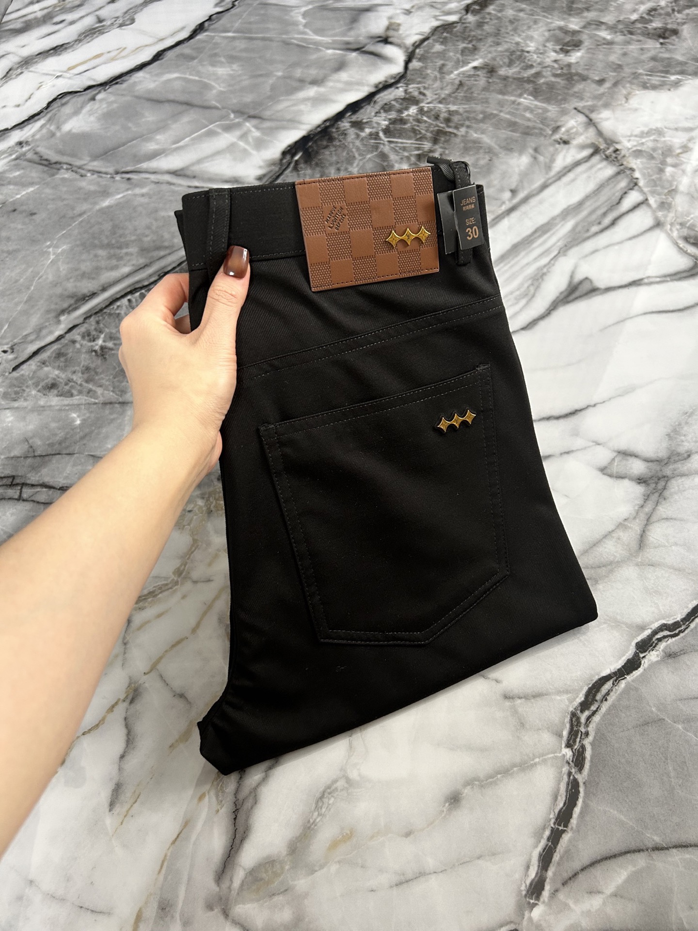 NO:910779,LV/Louis Vuitton 2026 spring and summer counter new style, fashionable and elegant men's custom-made top-quality original single slim straight-leg trousers spring and summer casual pants.  The 26ss style design series is enough to shock the eye. As a typical signature item of the brand, it is an indispensable item for men's wardrobe. It is both fashionable and business-like and has a more luxurious style. It uses imported fine cotton fabrics and the materials are very unique. It feels delicate, soft, comfortable and breathable. The style is simple, fashionable and unobtrusive, and the visual texture is superb. It is the first choice for high-end urban people. Sizes 29～38, Louis Vuitton, Louis Vuitton,19860909LV/路易威登 2026春夏专柜新款 时尚优雅男士定制 顶级原单修身小直脚西裤春夏休闲裤. 26ss款式设计系列都足以震撼眼球,作为该品牌的典型招牌单品,男士衣柜不可缺少的一款单品,时尚兼商务更显奢华风度,精选进口精棉面料,用料十分独到,手感细腻柔软舒适透气,版型简约时尚不挑人,视觉质感超级赞,都市高端人士首选. 尺码29～38,,louis vuitton,louis vuitton,,Men's clothing
