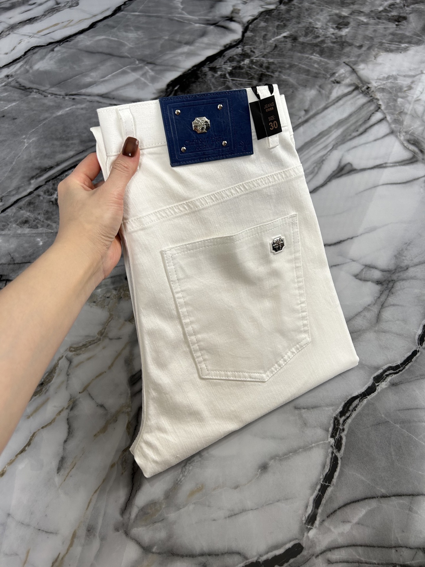 NO:910775,DIOR/Dior 2026 spring and summer counter new fashion and elegant men's custom-made top-quality original single slim straight-leg trousers spring and summer casual pants.  The 26ss style design series is enough to shock the eye. As a typical signature item of the brand, it is an indispensable item in men's wardrobe. It is fashionable and business-like and has a more luxurious style. It selects imported fine cotton fabrics and uses very unique materials. It feels delicate, soft, comfortable and breathable. The version is simple, fashionable and unobtrusive, and the visual texture is super good. It is the first choice for high-end urban people. Sizes 29～38,, dior, dior,19860909DIOR/迪奥 2026春夏专柜新款 时尚优雅男士定制 顶级原单修身小直脚西裤春夏休闲裤. 26ss款式设计系列都足以震撼眼球,作为该品牌的典型招牌单品,男士衣柜不可缺少的一款单品,时尚兼商务更显奢华风度,精选进口精棉面料,用料十分独到,手感细腻柔软舒适透气,版型简约时尚不挑人,视觉质感超级赞,都市高端人士首选. 尺码29～38,,dior,dior,,Men's clothing