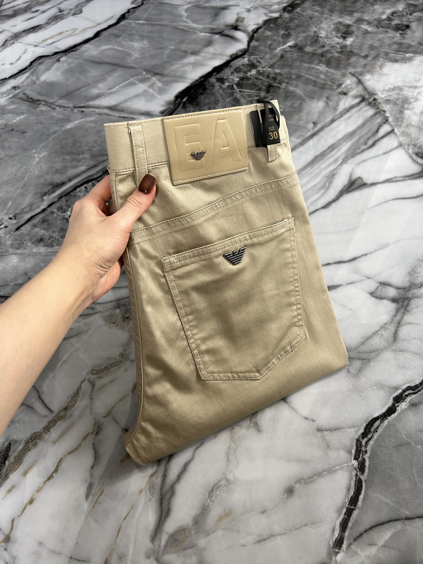 NO:910771,ARMANI/Armani 2026 spring and summer new counter style fashionable and elegant men's custom-made top-quality original single slim straight-leg trousers spring and summer casual pants.  The 26ss style design series is enough to shock the eye. As a typical signature item of the brand, it is an indispensable item for men's wardrobe. It is fashionable and business-like and has a more luxurious style. It selects imported fine cotton fabrics and uses very unique materials. It feels delicate, soft, comfortable and breathable. The version is simple, fashionable and unobtrusive, and the visual texture is super good. It is the first choice for high-end urban people. Sizes 29～38, armani, armani,19860909ARMANI/阿玛尼 2026春夏专柜新款 时尚优雅男士定制 顶级原单修身小直脚西裤春夏休闲裤. 26ss款式设计系列都足以震撼眼球,作为该品牌的典型招牌单品,男士衣柜不可缺少的一款单品,时尚兼商务更显奢华风度,精选进口精棉面料,用料十分独到,手感细腻柔软舒适透气,版型简约时尚不挑人,视觉质感超级赞,都市高端人士首选. 尺码29～38,,armani,armani,,Men's clothing