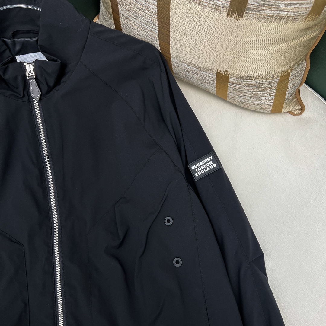 Burberry2024SS最新款男士立领徽标贴饰夹克外套出货！海外专柜在售！客供进口面料质地耐磨手感一