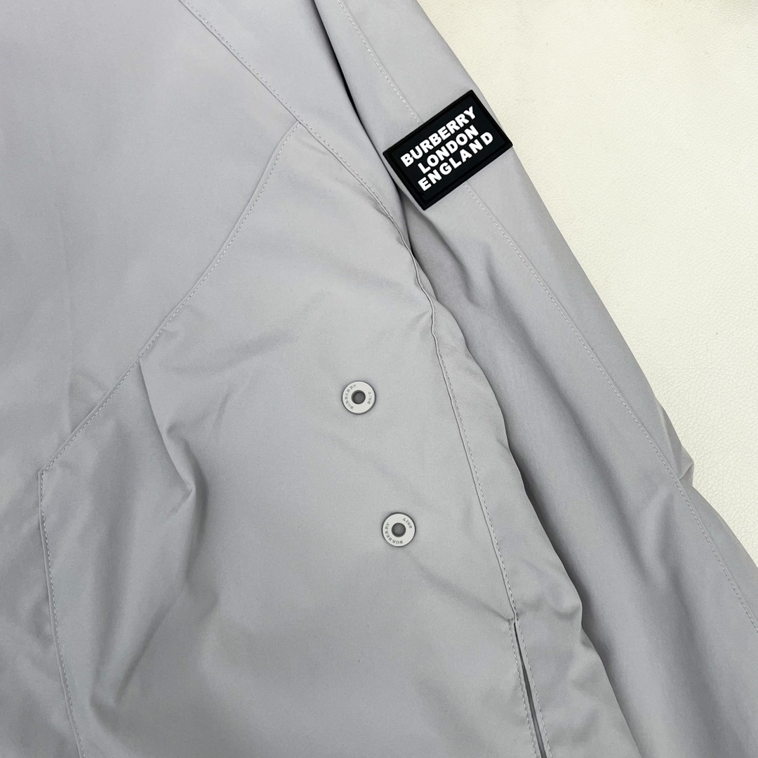 Burberry2024SS最新款男士立领徽标贴饰夹克外套出货！海外专柜在售！客供进口面料质地耐磨手感一