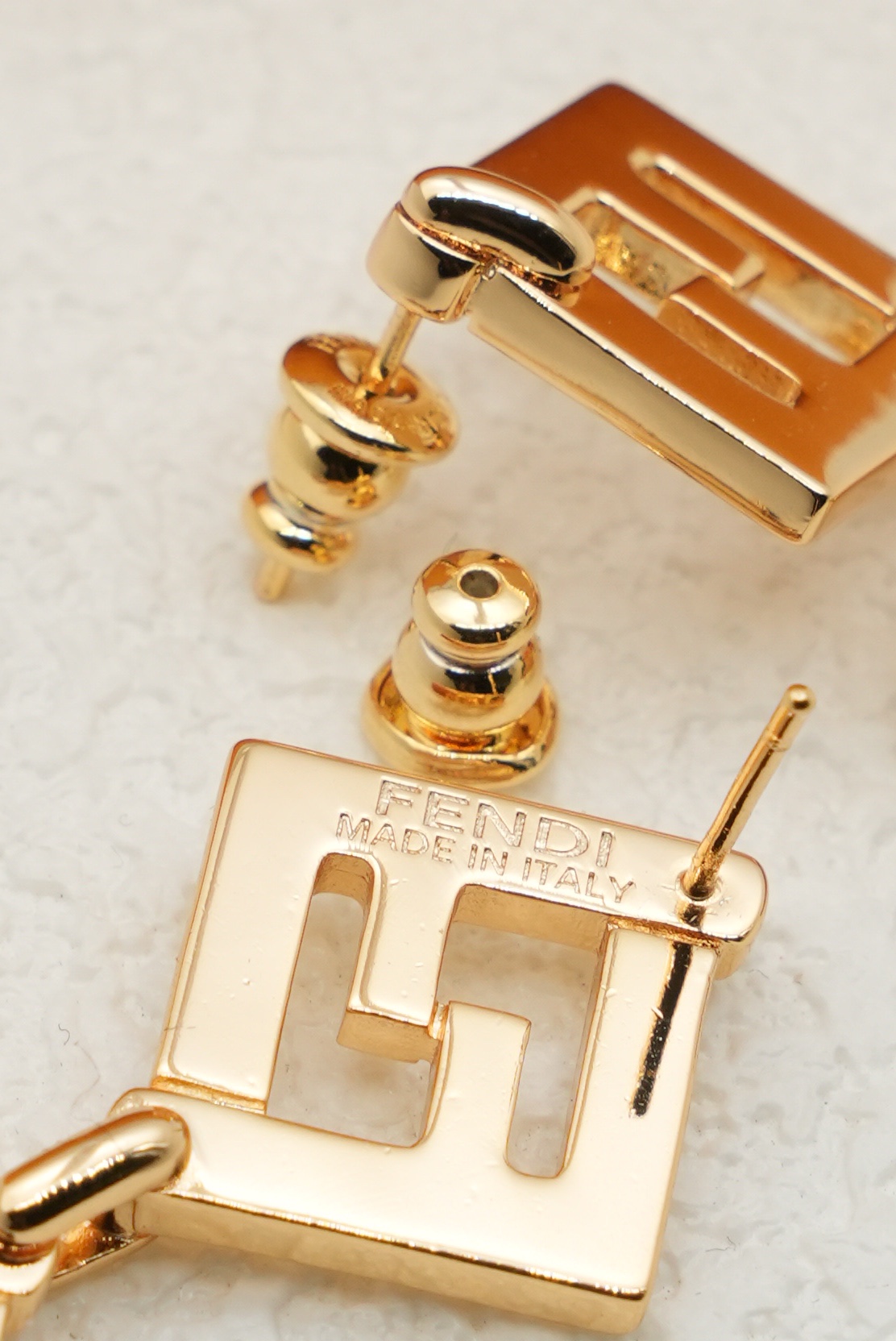 &yen; 110 🏠新品 独家FENDI 芬迪标志为造型非常漂亮 专柜一致黄铜材质 第一次尝试做F家的饰品，太惊艳了！很高档 