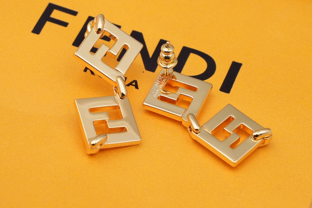 &yen; 110 🏠新品 独家FENDI 芬迪标志为造型非常漂亮 专柜一致黄铜材质 第一次尝试做F家的饰品，太惊艳了！很高档 