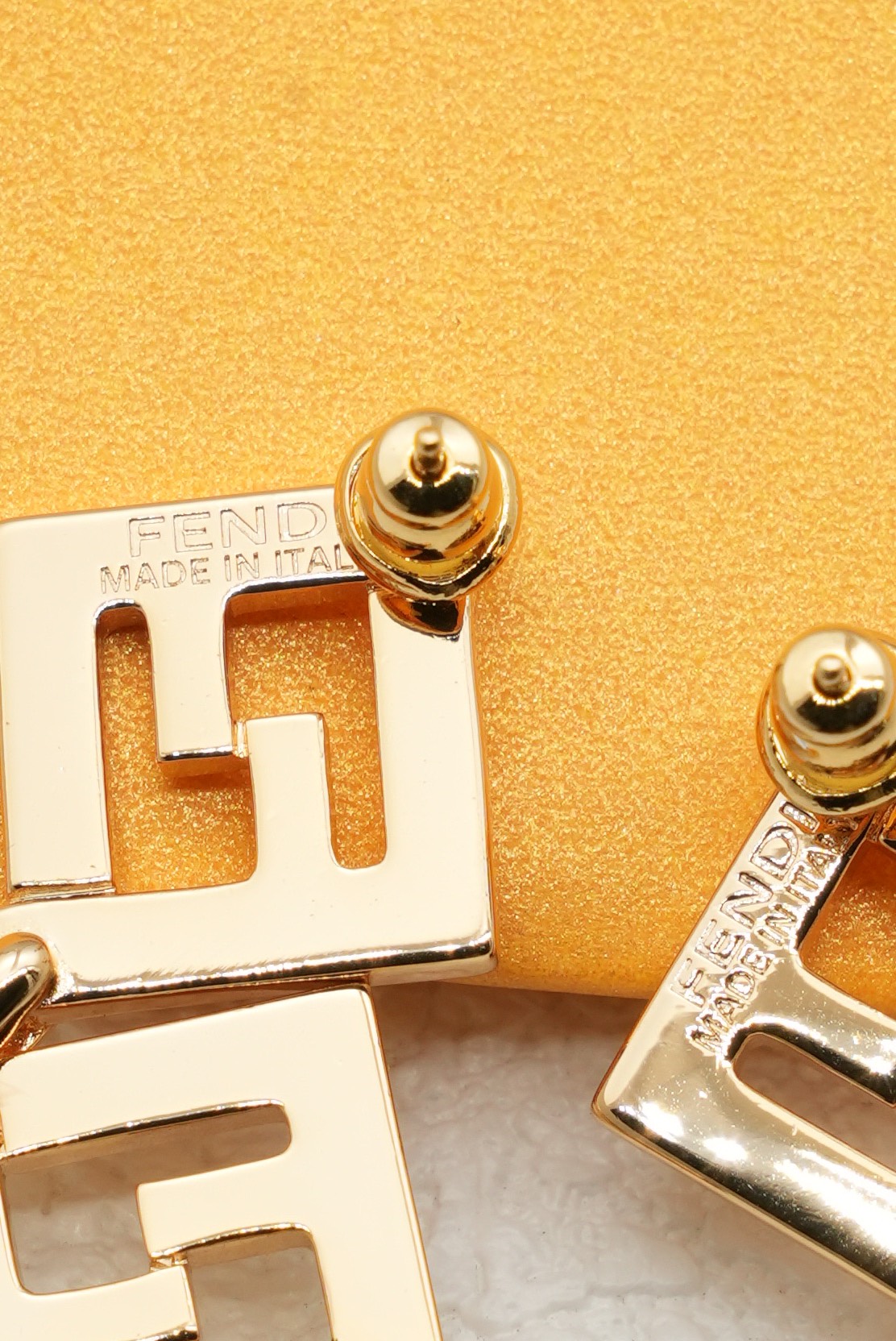 &yen; 110 🏠新品 独家FENDI 芬迪标志为造型非常漂亮 专柜一致黄铜材质 第一次尝试做F家的饰品，太惊艳了！很高档 
