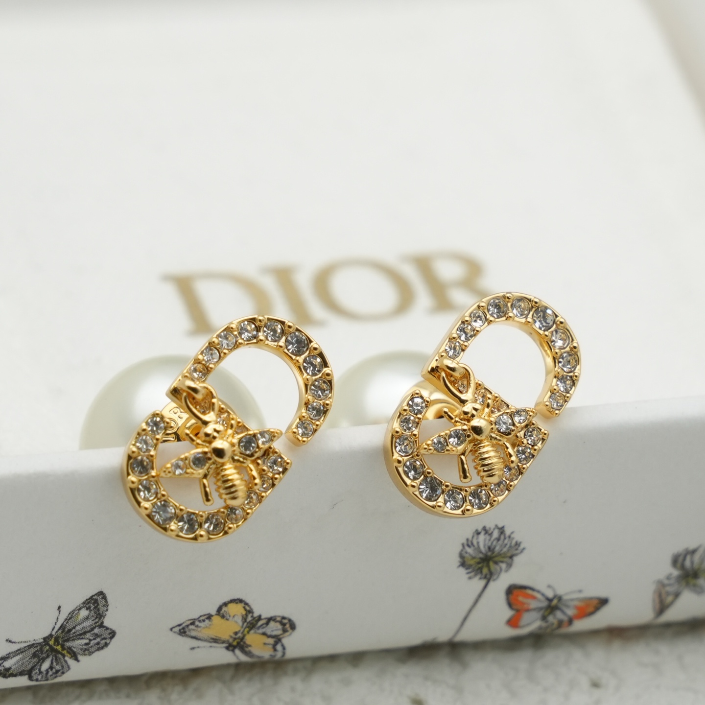 NO:103903,Dior new style gold CD with diamond bee pearl earrings, Dior earrings, dior, dior, earrings19860909迪奥新款 金色CD带钻 蜜蜂 珍珠耳环,Dior耳钉,dior,dior,earrings,Jewelry