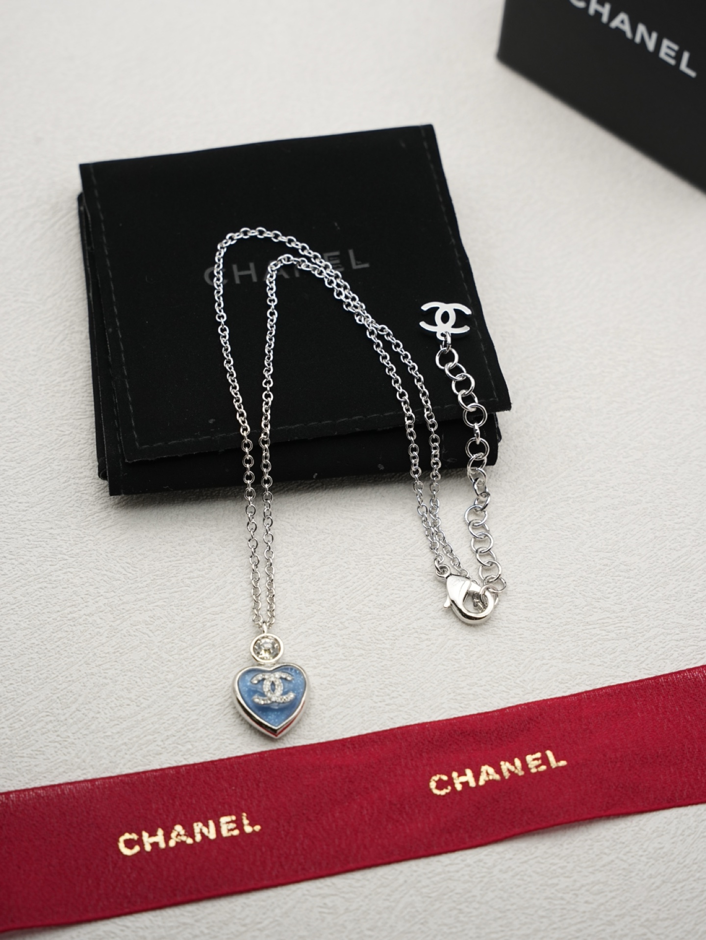 NO:104390,Xiaoxiang new silver round diamond blue resin love necklace, Chanel necklace, chanel, necklace19860909小香新款银圆钻 蓝色树脂 爱心项链,香奈儿项链,chanel,necklace,Jewelry