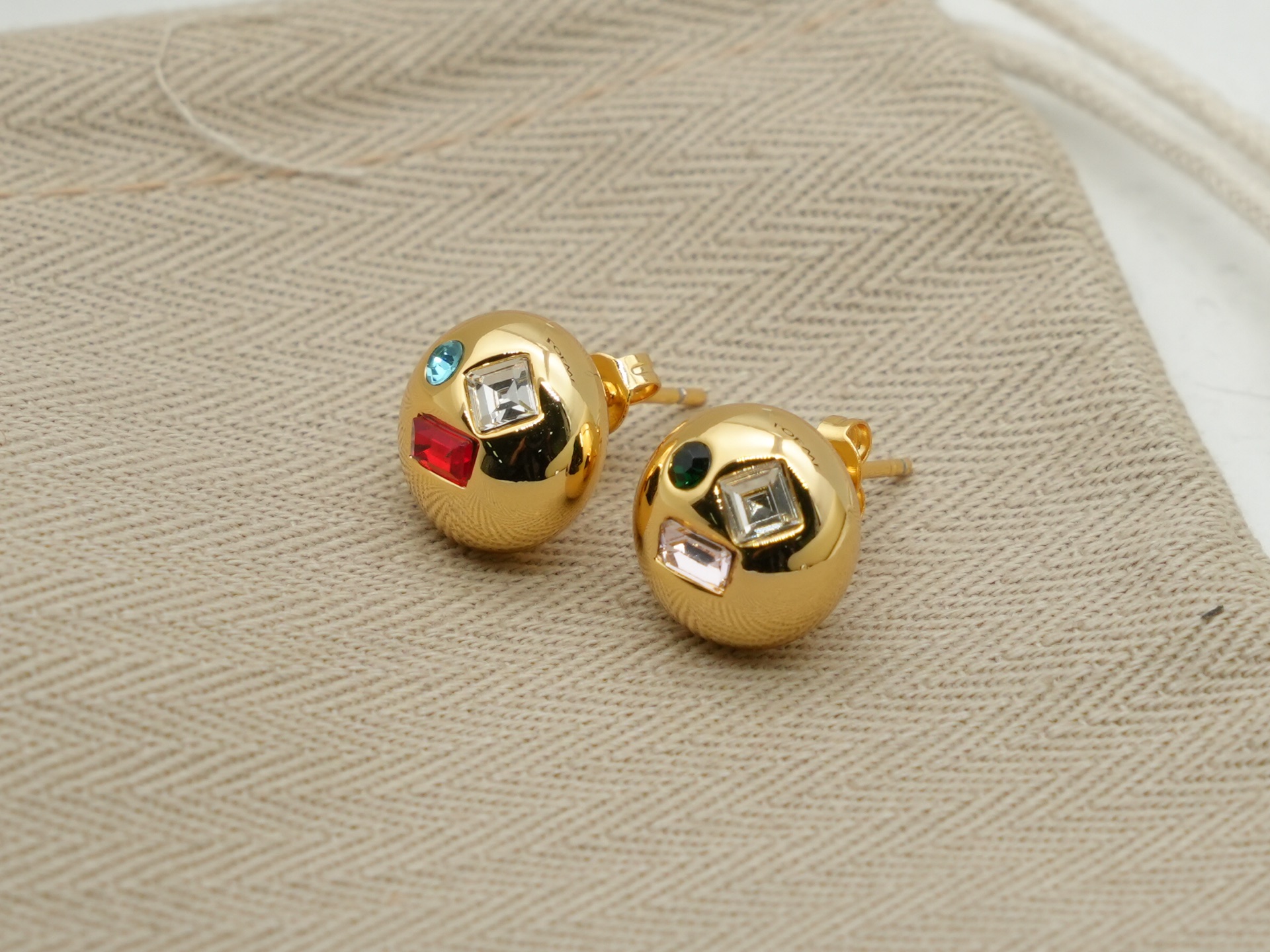 &yen; 100 LOEW*E 罗意威的设计真的很厉害，非常的艺术！它的logo就是最美的艺术！金色线条花纹logo 细节处理的非常细腻光滑！各种造型服装都是无敌百搭  