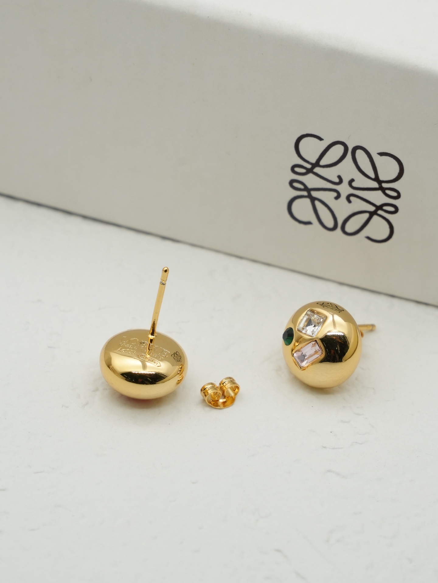 &yen; 100 LOEW*E 罗意威的设计真的很厉害，非常的艺术！它的logo就是最美的艺术！金色线条花纹logo 细节处理的非常细腻光滑！各种造型服装都是无敌百搭  