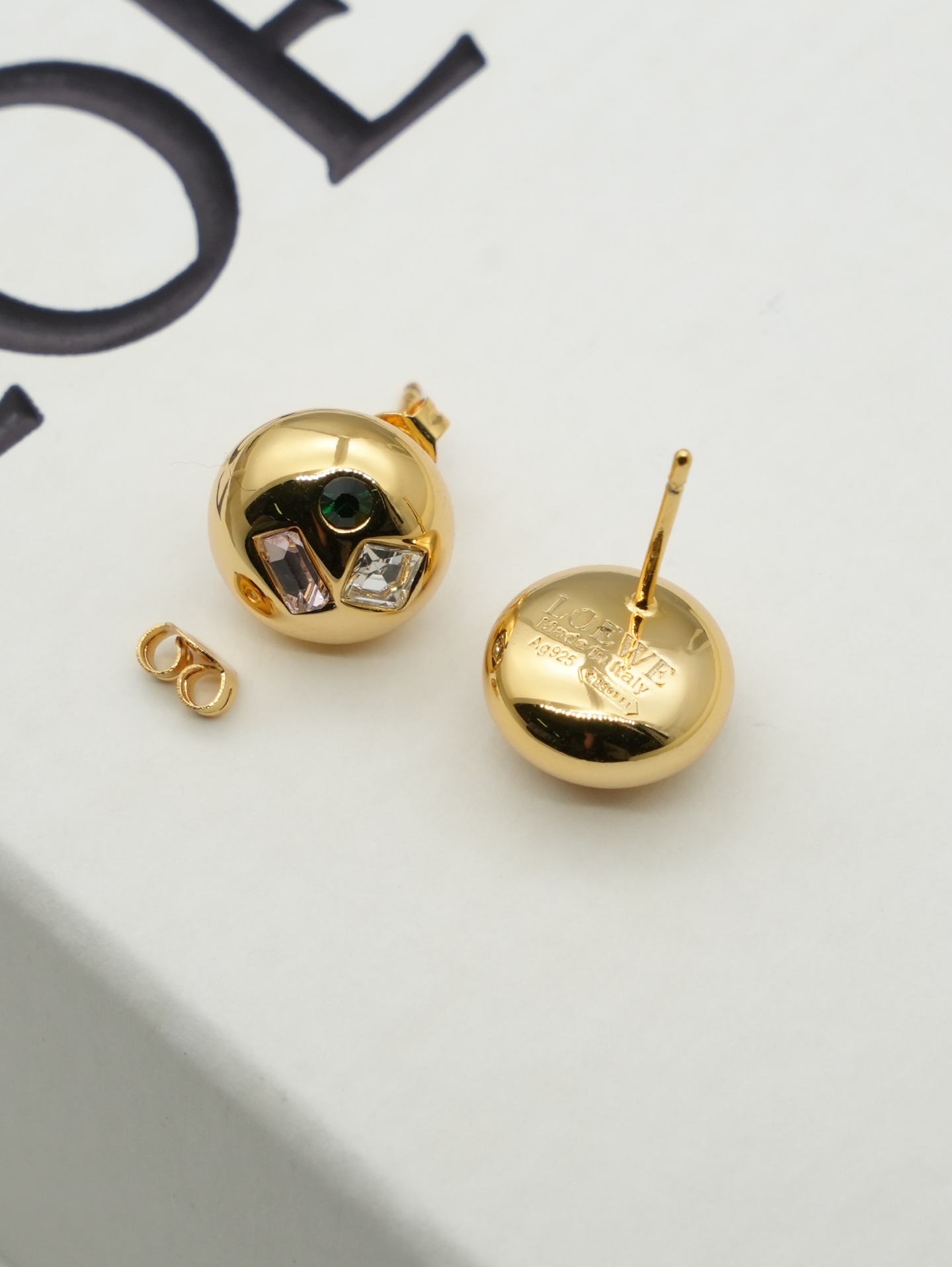 &yen; 100 LOEW*E 罗意威的设计真的很厉害，非常的艺术！它的logo就是最美的艺术！金色线条花纹logo 细节处理的非常细腻光滑！各种造型服装都是无敌百搭  