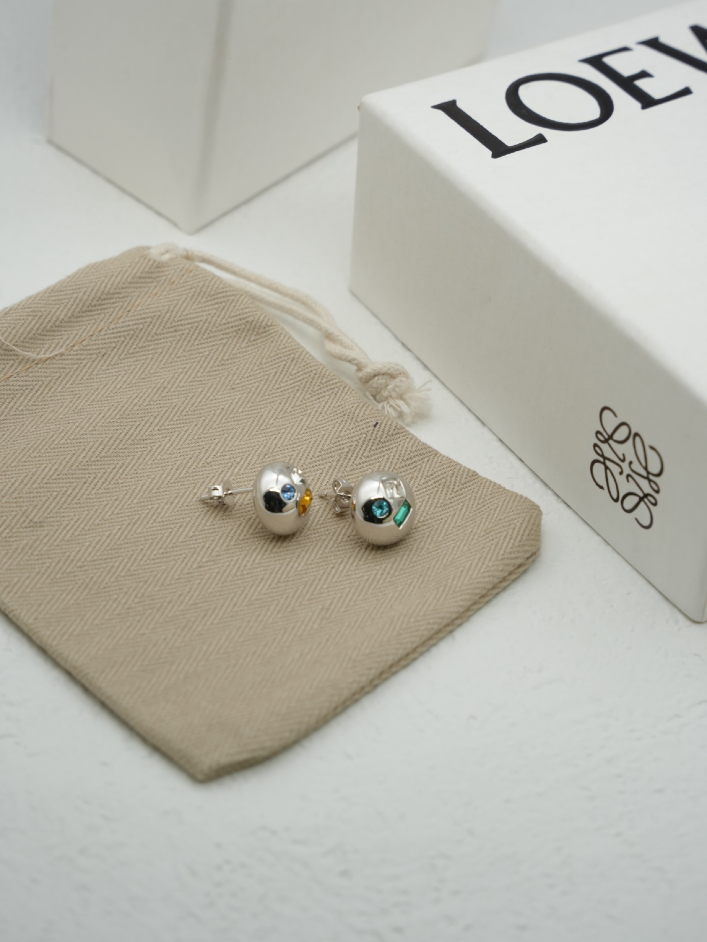 &yen; 100 LOEW*E 罗意威的设计真的很厉害，非常的艺术！它的logo就是最美的艺术！金色线条花纹logo 细节处理的非常细腻光滑！各种造型服装都是无敌百搭  