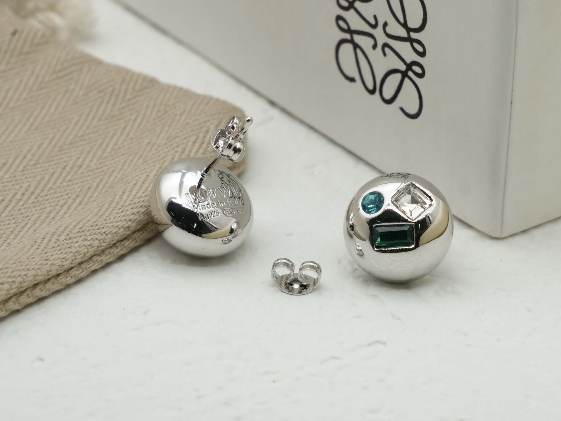 &yen; 100 LOEW*E 罗意威的设计真的很厉害，非常的艺术！它的logo就是最美的艺术！金色线条花纹logo 细节处理的非常细腻光滑！各种造型服装都是无敌百搭  