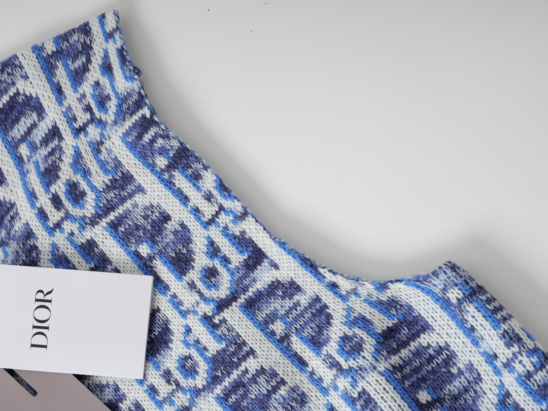 2023 CD New Crochet Vest with Blue Wool and Oblique Print - 图片 5