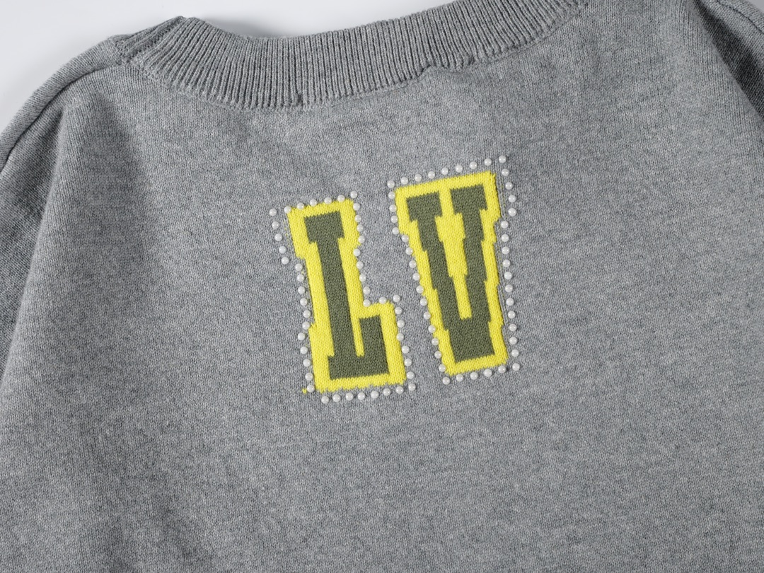 Louis Vuitton חולצת טי שרוול קצר אפורה עם הדפס לוגו וטביעת כף רגל של כלב 8 i1732804554 5312 4
