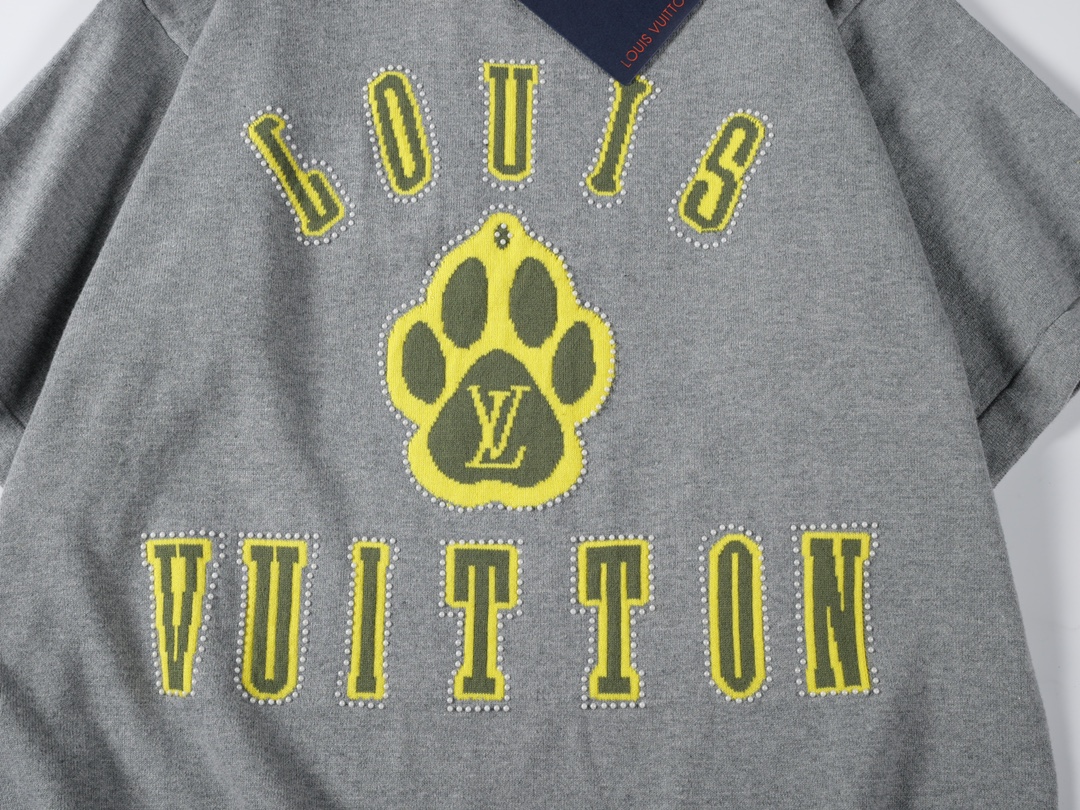 Louis Vuitton חולצת טי שרוול קצר אפורה עם הדפס לוגו וטביעת כף רגל של כלב 7 i1732804554 599 6
