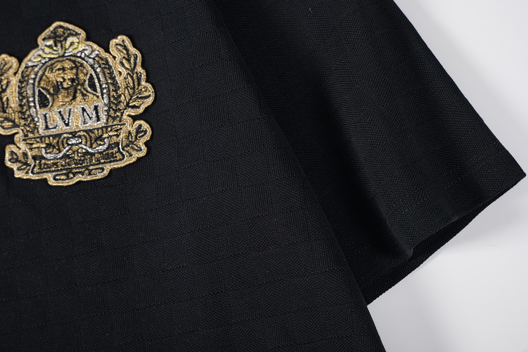 Louis Vuitton Men's Black Cotton T-Shirt with Embroidered Dog Crest 7 i1736655110 5285 0