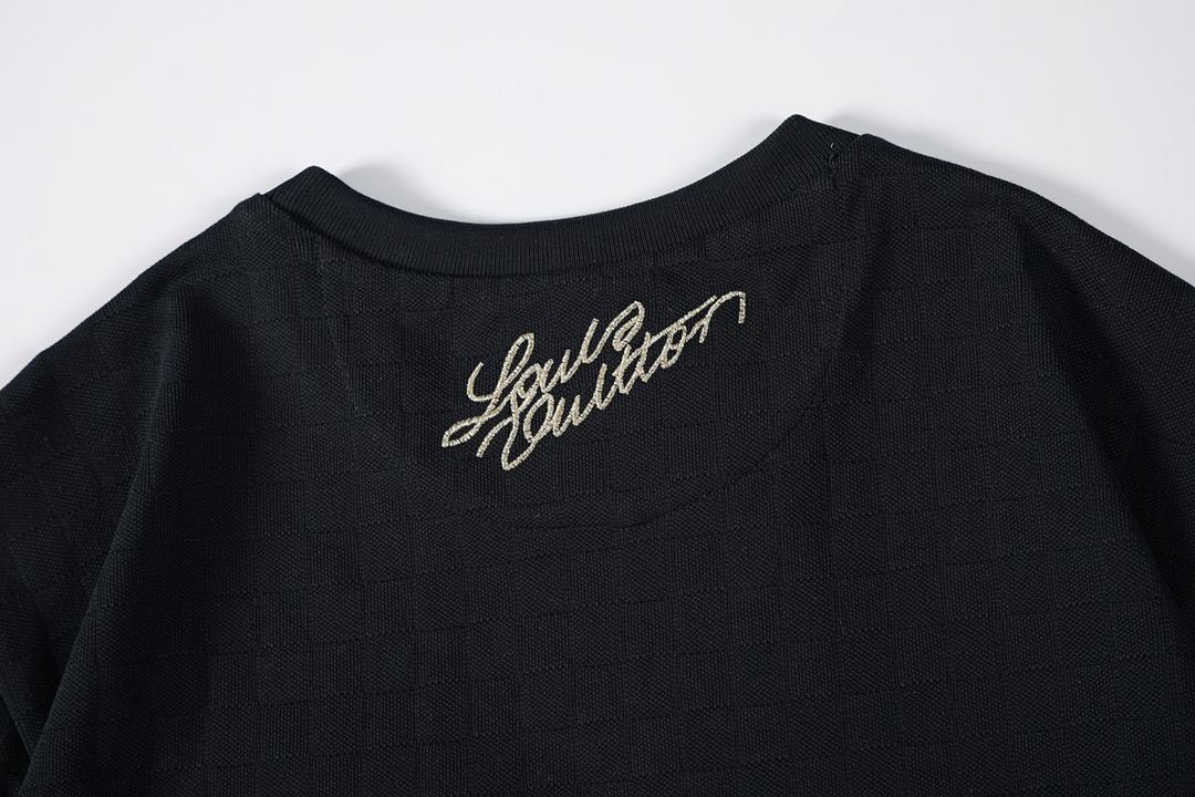 Louis Vuitton Men's Black Cotton T-Shirt with Embroidered Dog Crest 8 i1736655110 7767 0