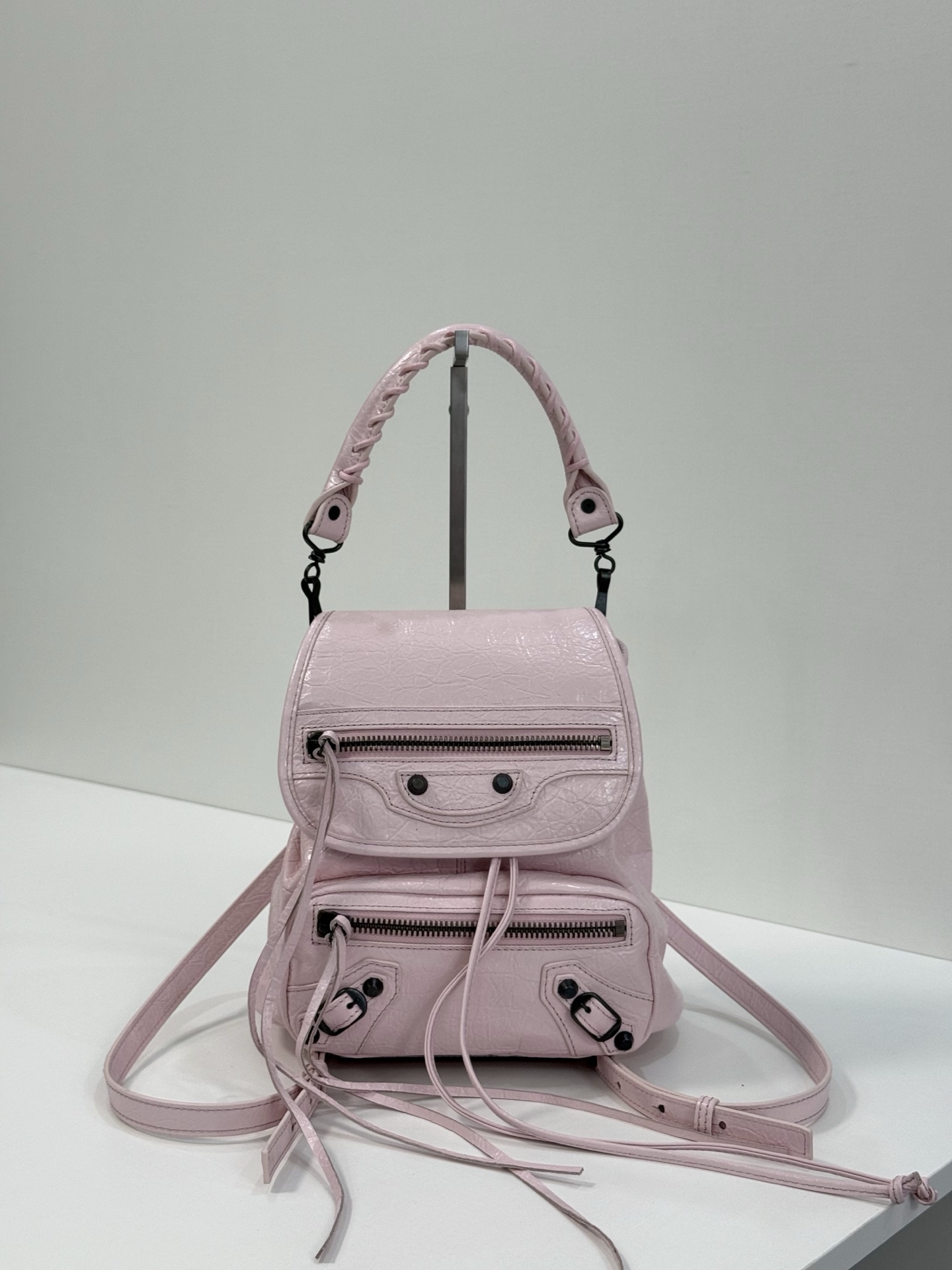 Ready stock🔥Oil wax pink｝
𝐁𝐀𝐋𝐄𝐍𝐂𝐈𝐀𝐆➰Le City Backpack
The new style of backpack is made of wrinkled oil-waxed cowhide with a distressed texture, and its soft and casual shape weakens the heaviness of the backpack