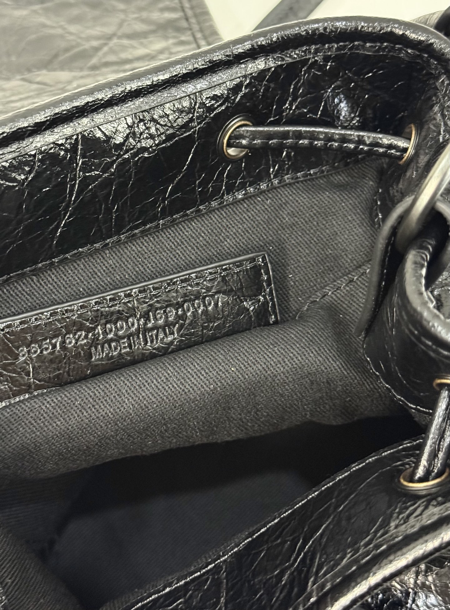 Ready stock🔥Oil wax black｝
𝐁𝐀𝐋𝐄𝐍𝐂𝐈𝐀𝐆➰Le City Backpack
The new style of backpack is made of wrinkled oil-waxed cowhide with a distressed texture, and its soft and casual shape weakens the heaviness of the backpack photo 1