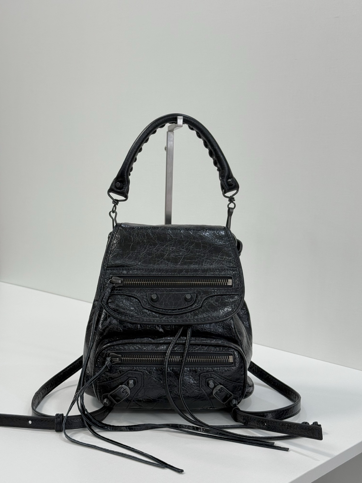 Ready stock🔥Oil wax black｝
𝐁𝐀𝐋𝐄𝐍𝐂𝐈𝐀𝐆➰Le City Backpack
The new style of backpack is made of wrinkled oil-waxed cowhide with a distressed texture, and its soft and casual shape weakens the heaviness of the backpack