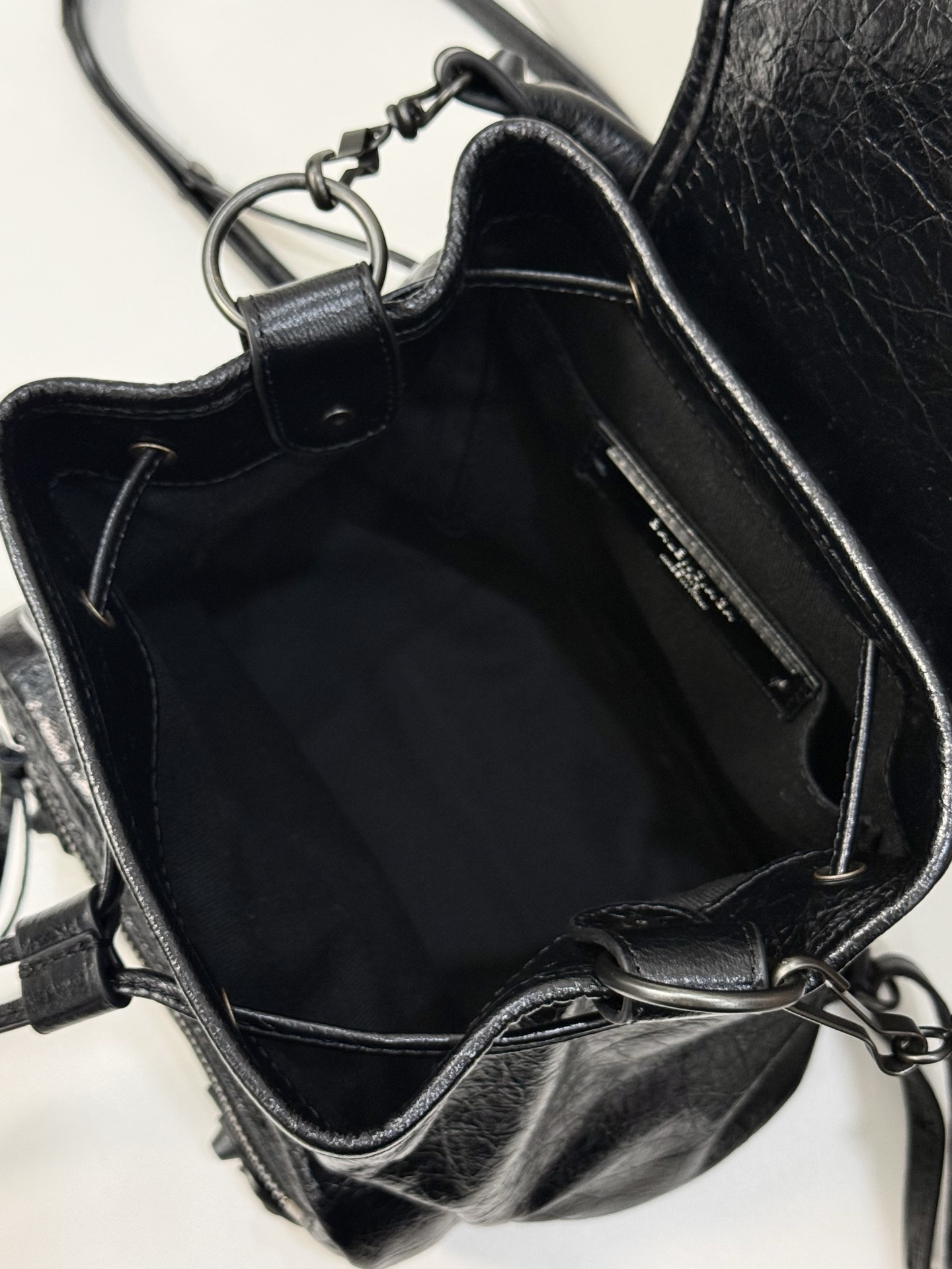 Ready stock🔥Oil wax black｝
𝐁𝐀𝐋𝐄𝐍𝐂𝐈𝐀𝐆➰Le City Backpack
The new style of backpack is made of wrinkled oil-waxed cowhide with a distressed texture, and its soft and casual shape weakens the heaviness of the backpack photo 3