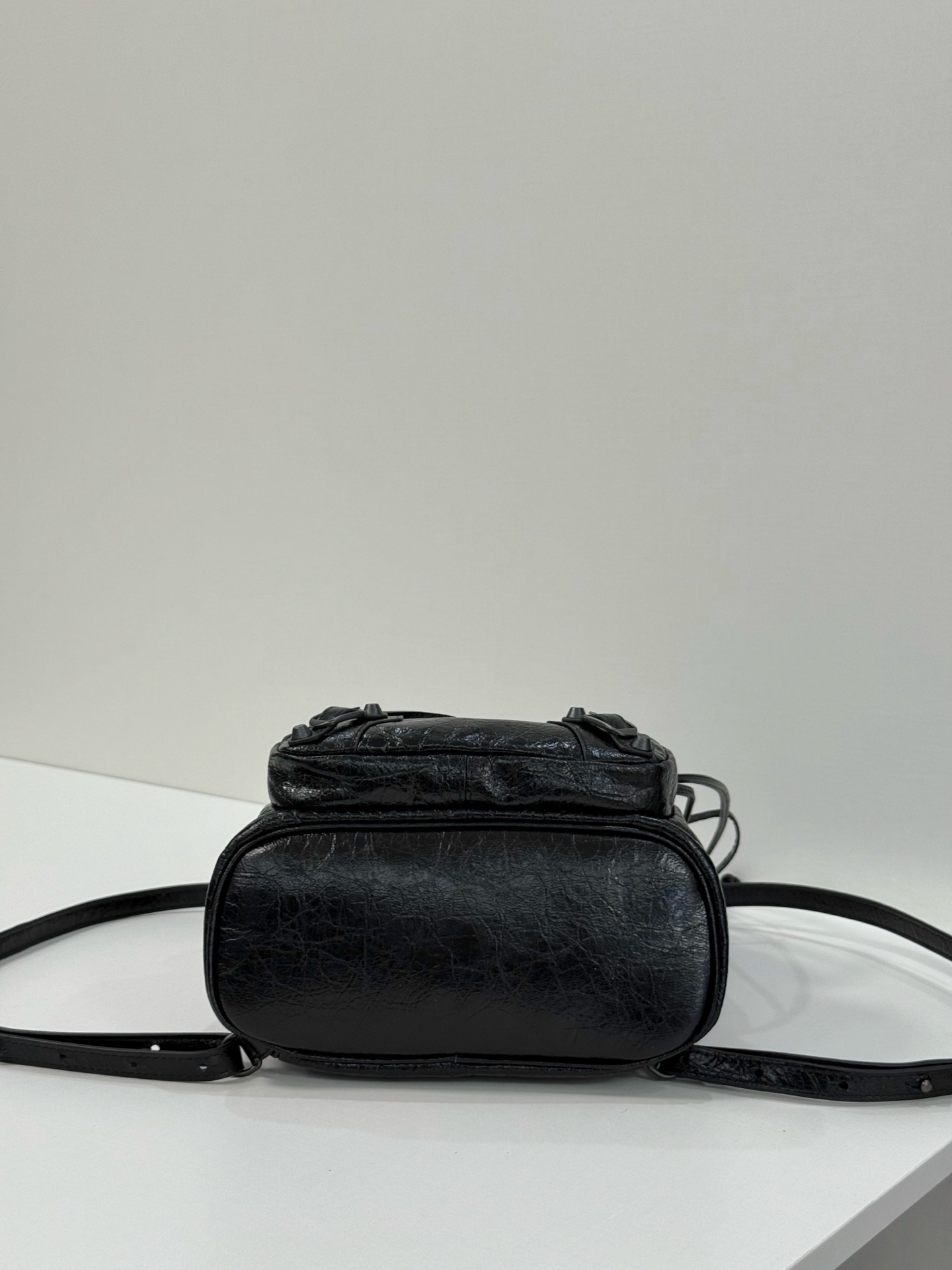 Ready stock🔥Oil wax black｝
𝐁𝐀𝐋𝐄𝐍𝐂𝐈𝐀𝐆➰Le City Backpack
The new style of backpack is made of wrinkled oil-waxed cowhide with a distressed texture, and its soft and casual shape weakens the heaviness of the backpack photo 4