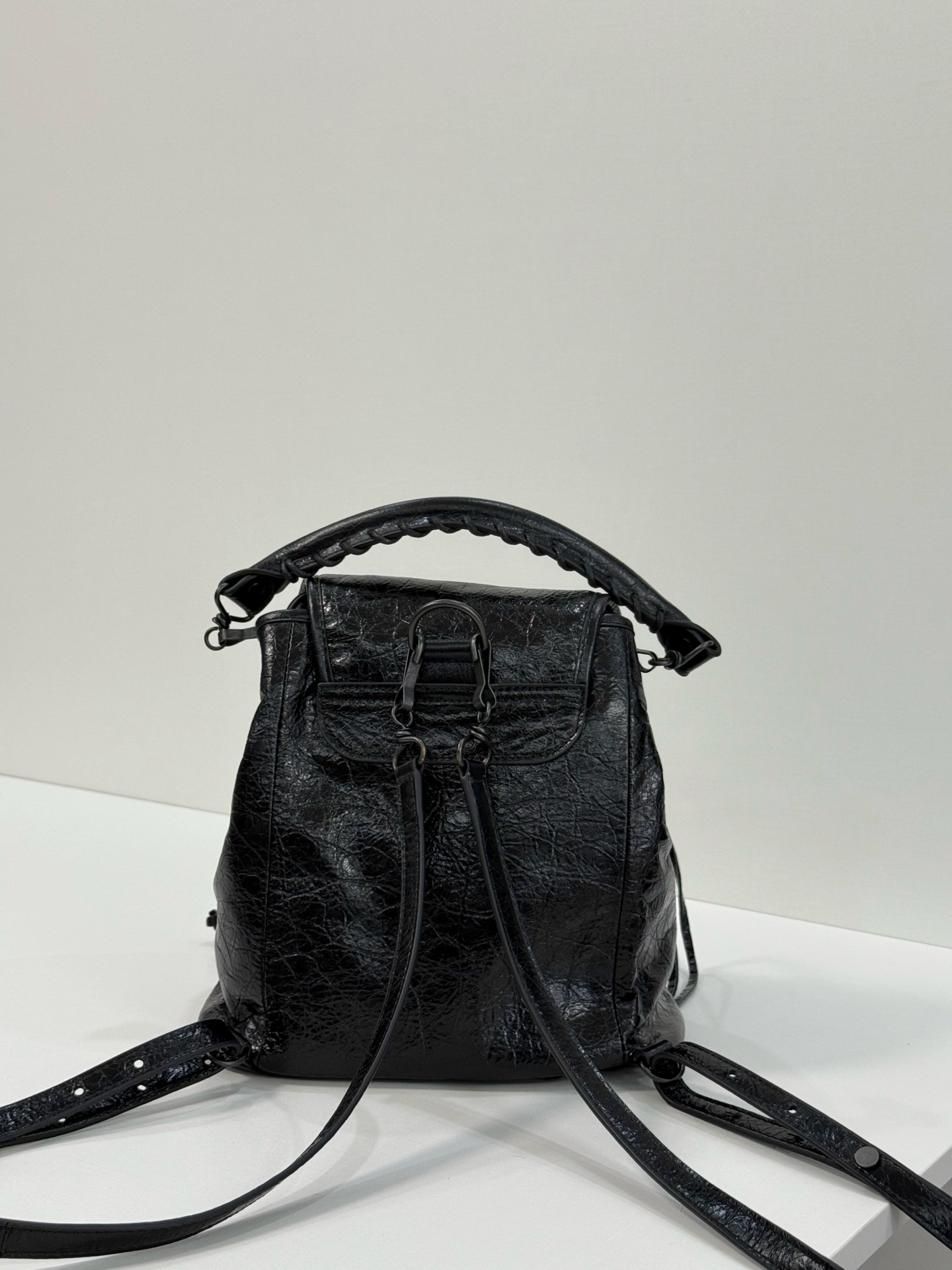 Ready stock🔥Oil wax black｝
𝐁𝐀𝐋𝐄𝐍𝐂𝐈𝐀𝐆➰Le City Backpack
The new style of backpack is made of wrinkled oil-waxed cowhide with a distressed texture, and its soft and casual shape weakens the heaviness of the backpack photo 5