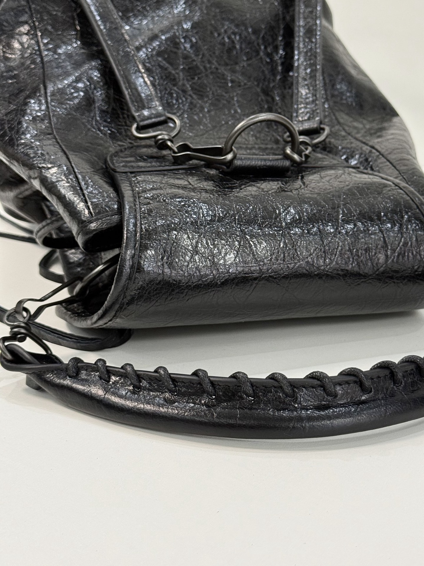 Ready stock🔥Oil wax black｝
𝐁𝐀𝐋𝐄𝐍𝐂𝐈𝐀𝐆➰Le City Backpack
The new style of backpack is made of wrinkled oil-waxed cowhide with a distressed texture, and its soft and casual shape weakens the heaviness of the backpack photo 6