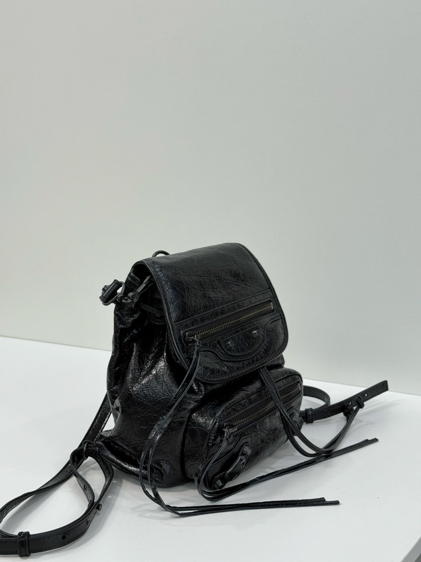 Ready stock🔥Oil wax black｝
𝐁𝐀𝐋𝐄𝐍𝐂𝐈𝐀𝐆➰Le City Backpack
The new style of backpack is made of wrinkled oil-waxed cowhide with a distressed texture, and its soft and casual shape weakens the heaviness of the backpack photo 7