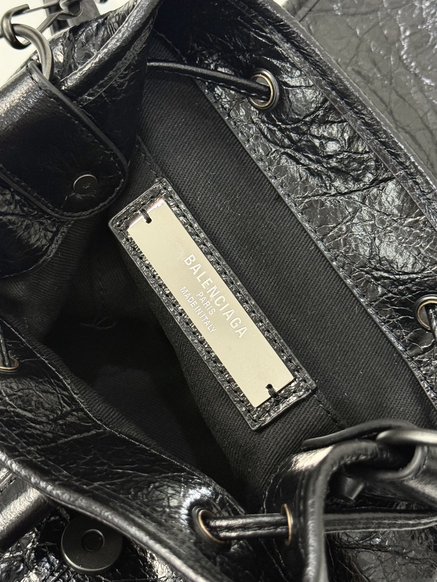 Ready stock🔥Oil wax black｝
𝐁𝐀𝐋𝐄𝐍𝐂𝐈𝐀𝐆➰Le City Backpack
The new style of backpack is made of wrinkled oil-waxed cowhide with a distressed texture, and its soft and casual shape weakens the heaviness of the backpack photo 8