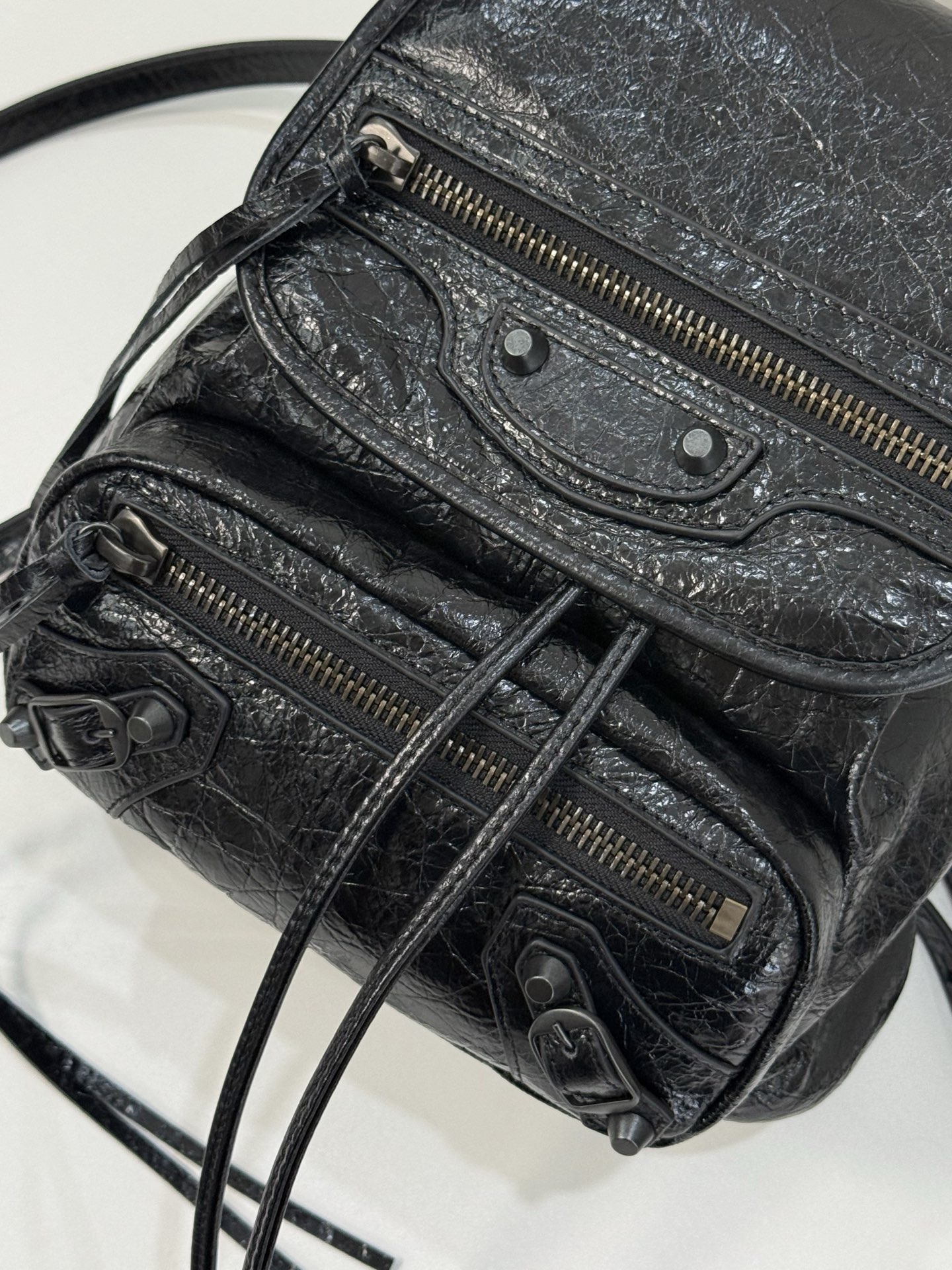 Ready stock🔥Oil wax black｝
𝐁𝐀𝐋𝐄𝐍𝐂𝐈𝐀𝐆➰Le City Backpack
The new style of backpack is made of wrinkled oil-waxed cowhide with a distressed texture, and its soft and casual shape weakens the heaviness of the backpack photo 9