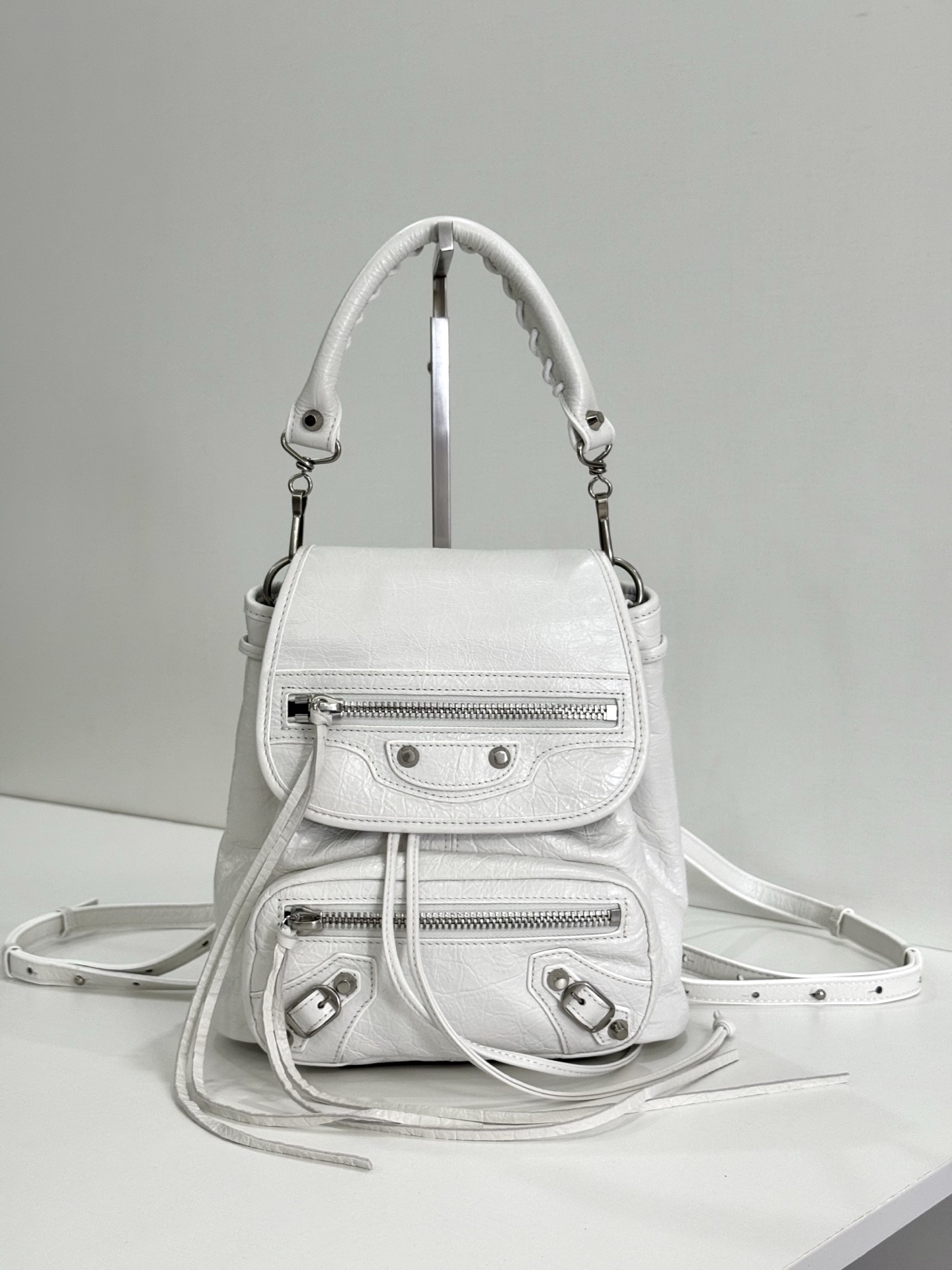 Ready stock🔥Oil wax white｝
𝐁𝐀𝐋𝐄𝐍𝐂𝐈𝐀𝐆➰Le City Backpack
The new style of backpack is made of wrinkled oil-waxed cowhide with a distressed texture, and its soft and casual shape weakens the heaviness of the backpack