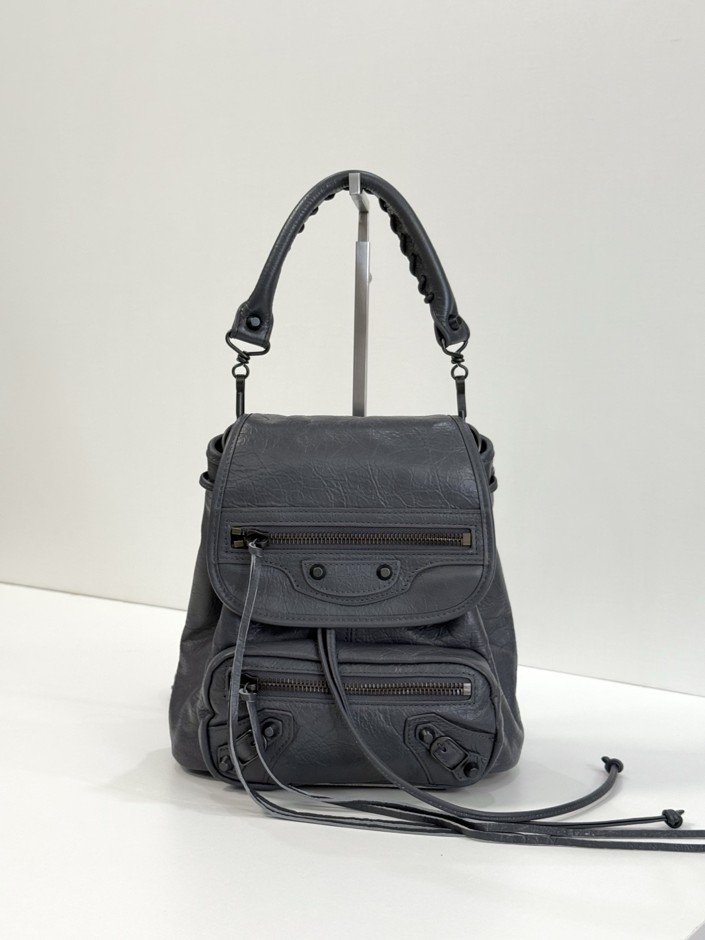 Ready stock🔥Oil wax gray｝
𝐁𝐀𝐋𝐄𝐍𝐂𝐈𝐀𝐆➰Le City Backpack
The new style of backpack is made of wrinkled oil-waxed cowhide with a distressed texture, and its soft and casual shape weakens the heaviness of the backpack