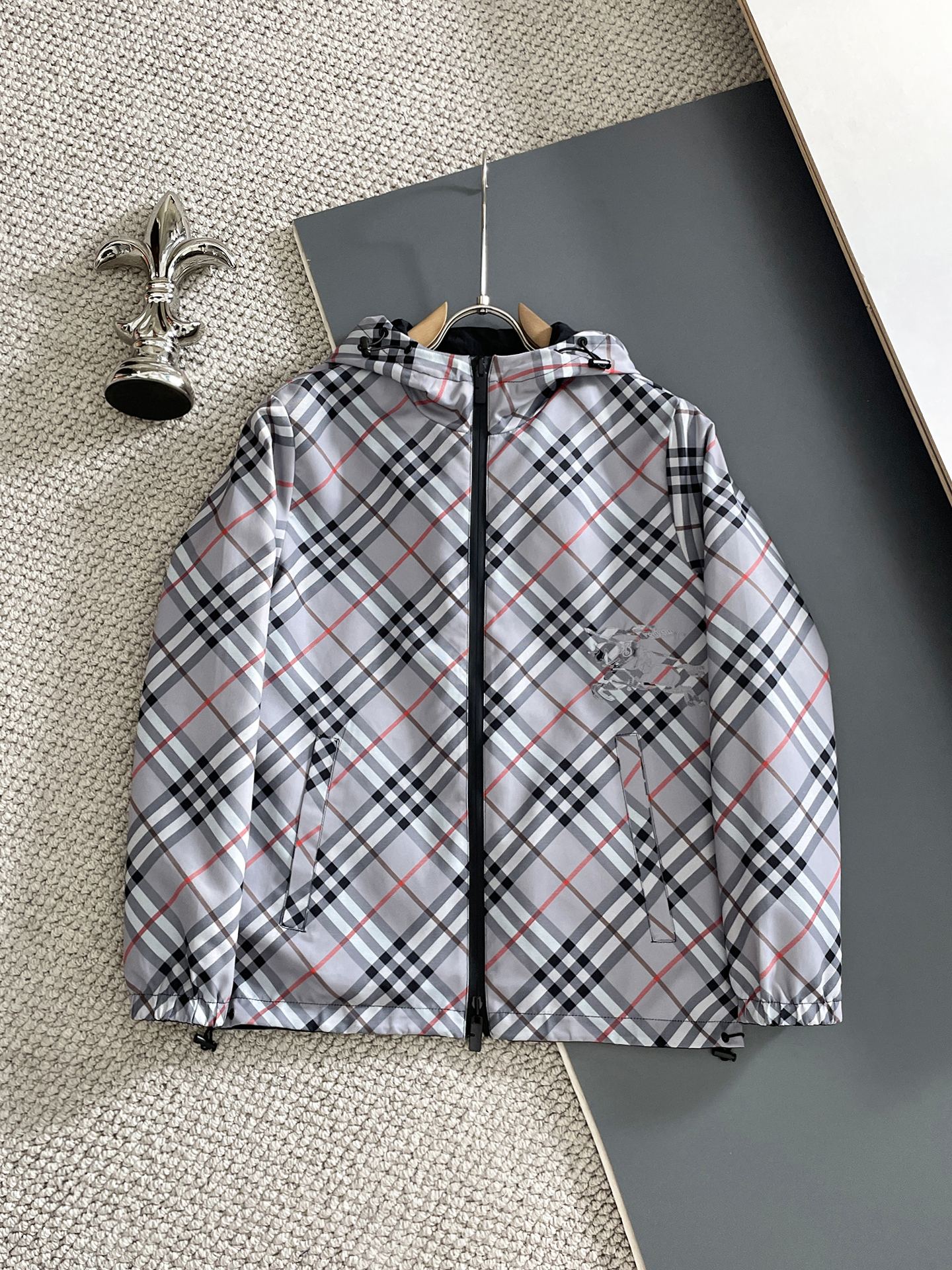 NO:907765,BURBERRY double-sided plaid jacket | Two sides in one, style as you like Light plaid vs solid color Double-sided design One side is a classic light blue plaid, showing British elegance; one side is simple and solid color, creating urban minimalism. Lightweight cotton blend fabric, comfortable and breathable. All black zippers run through the design, with adjustable hood and cuff elasticity, and the details highlight the quality. The metal background and warm light highlight the three-dimensional tailoring and high-end texture.  Double-sided jacket｜Check/solid color double-sided switch, lightweight cotton feel, breathable and comfortable. All-black zipper + hood design, free interpretation of British classics and modern minimalism. 48-56 (model weighs 173,143 pounds, upper body size 50),, burberry, jackets & coats, hats,19860909BURBERRY 双面格纹夹克 | 一衣双面 格调随心 浅格纹 vs 纯色双面设计 一面经典浅蓝格纹,演绎英伦优雅；一面简约纯色,打造都市极简.轻量棉质混纺面料,舒适透气.全黑拉链贯穿设计,搭配可调节连帽与袖口松紧,细节彰显品质.金属背景与暖光映衬,凸显立体剪裁与高级质感. 双面夹克｜格纹/纯色双面切换,轻量棉感透气舒适.全黑拉链+连帽设计,英伦经典与现代极简自由演绎.48-56（模特173,143斤上身50码）,,burberry,jackets & coats,hats,,Men's clothing