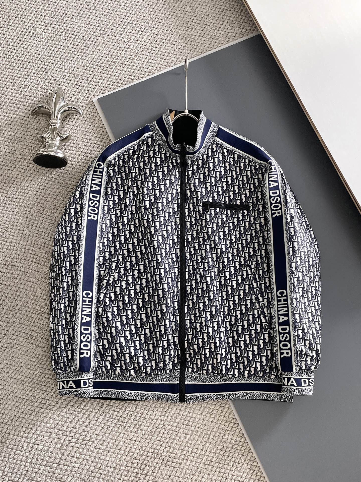 NO:907758,Dior 2026 new autumn and winter men's reversible jacket. Original 1:1 customized hardware accessories, all imported and original customization. Welcome to compare at the counter. Super soft, super heavy fabric workmanship, perfect fit. Pay attention to the fabric and super comfortable. Exclusive model. Non-market goods. Same size for men and women, M to XXXL, dior, jackets & coats,19860909迪奥 2026秋冬新款男士双面穿夹克 原版1:1订制五金配件全进口原版定制 欢迎专柜对比 超柔软 超级重面料做工杠杠的版型完美 注意面料超舒服 独家款 非市场货 男女同款尺码M一XXXL,,dior,jackets & coats,,Men's clothing