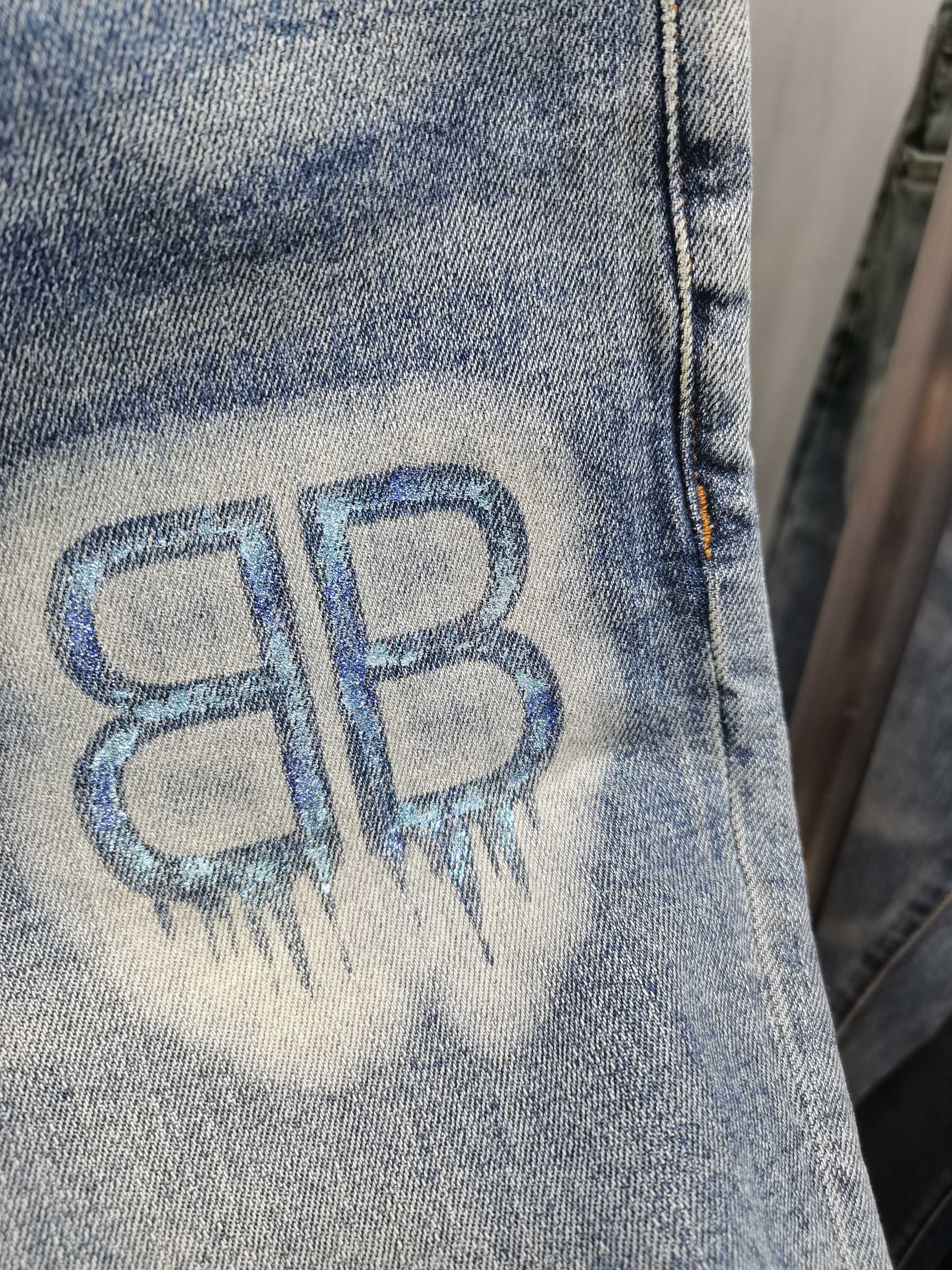 。巴黎世家春夏新款🔥🔥🔥  
BB手绘字母牛仔，面料舒适微弹，设计简洁大气，经典造型，大牌感十足， 修身