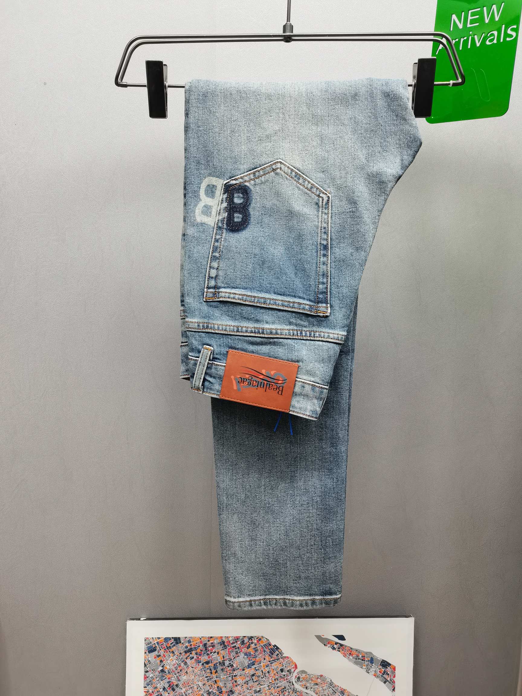 。巴黎世家春夏新款🔥🔥🔥  
BB手绘字母牛仔，面料舒适微弹，设计简洁大气，经典造型，大牌感十足， 修身