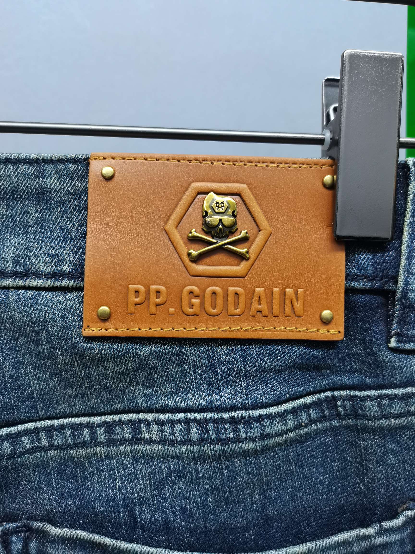 。PP 春夏新款🔥🔥🔥  
PP重工贴钻牛仔，弯刀裤型，面料舒适微弹，设计简洁大气，经典造型，大牌感十足