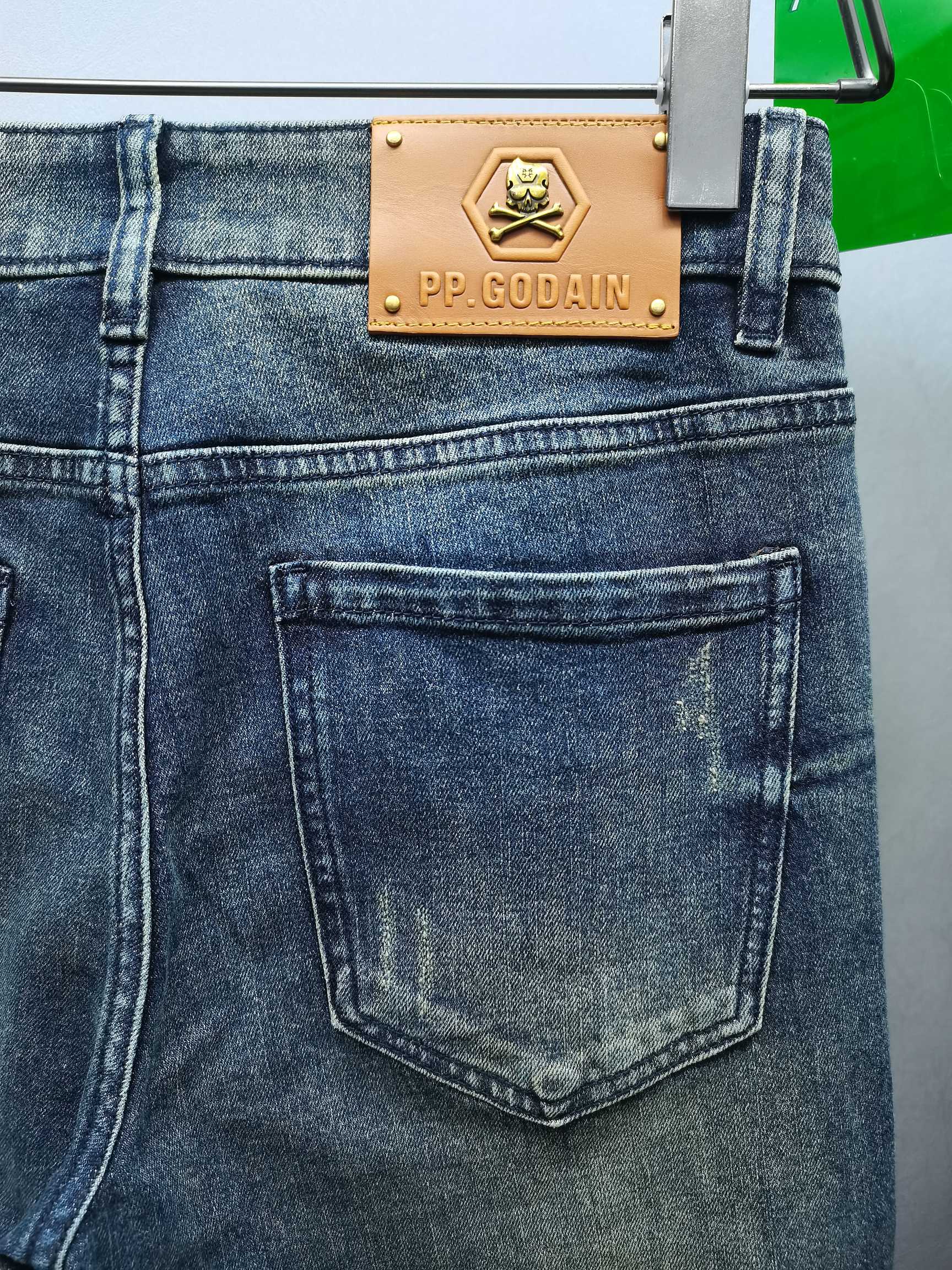 。PP 春夏新款🔥🔥🔥  
PP重工贴钻牛仔，弯刀裤型，面料舒适微弹，设计简洁大气，经典造型，大牌感十足