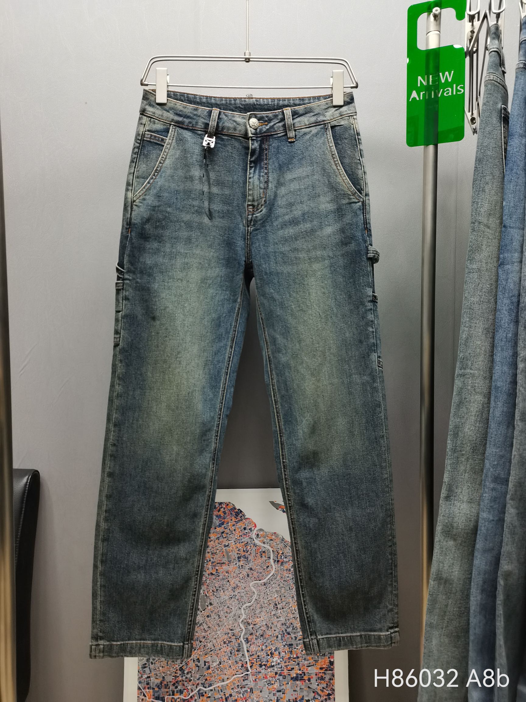 NO:121405,New spring and summer PP double gun straight-tube denim, the most popular version of this season, the customized fabric is soft and textured, with a strong drape, and only the pants are visible on the upper body but not the legs!  Slim body and look taller, better match!  Model number H86032 yards 28-36 yards 31 waist circumference 78 cm, 2 feet 3 waist circumference can be worn, 39 cm legs trousers. 105 cm long., alexander wang19860909春夏新款 PP双枪直筒牛仔,本季最流行版型,定制面料软糯有质感,垂坠感强,上身只见裤型不见腿型！修身显高,更好搭配！ 款号H86032 码数28-36 31码腰围78厘米,2尺3腰围可穿,裤脚39厘米.裤长105厘米.,,alexander wang,Men's clothing