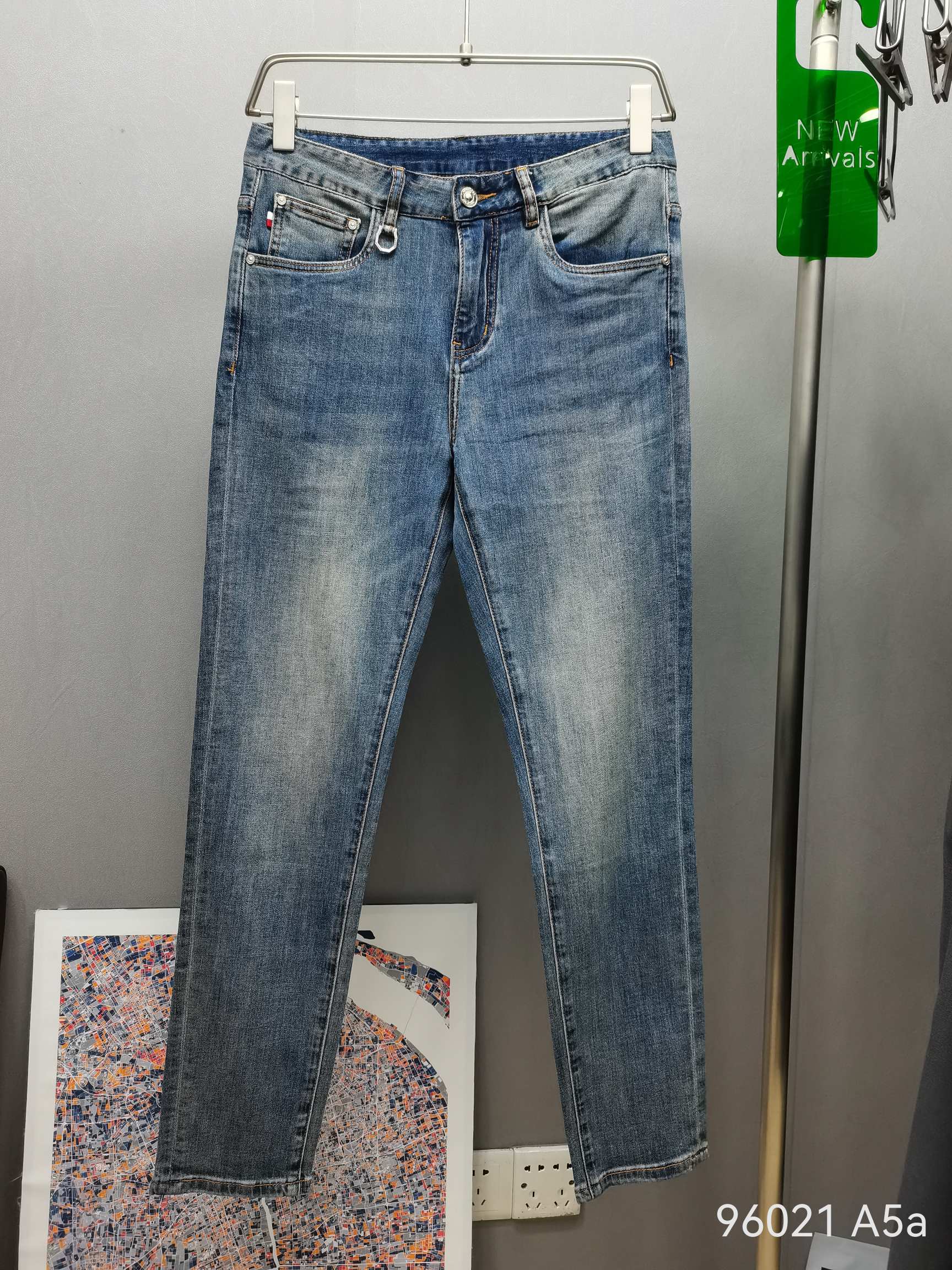 NO:121412,New spring and summer style Moncler three-color blue cow, the fabric is comfortable and slightly elastic, the design is simple and atmospheric, the classic shape is full of big brand, it is easy to match, and the first choice for fashion!  Model number: 96021 Fabric thickness Spring and summer thickness Size number 29-38 Size reference 31 Waist circumference 78 cm, 2 feet 3 waist circumference can be worn. Hips circumference 102 cm Thigh 54 calves 36 trousers legs 32 cm, trousers length 103 cm.,,christian louboutin,alexander wang19860909春夏新款  Moncler三色标蓝牛,面料舒适微弹,设计简洁大气,经典造型,大牌感十足, 修身好搭配,时尚首选！ 款号:96021 面料厚度春夏厚度 码数29-38 尺寸参考 31 码腰围78厘米,2尺3腰围可穿. 臀围102厘米 大腿54 小腿36 裤脚32厘米,裤长103 厘米.,,christian louboutin,alexander wang,Men's clothing