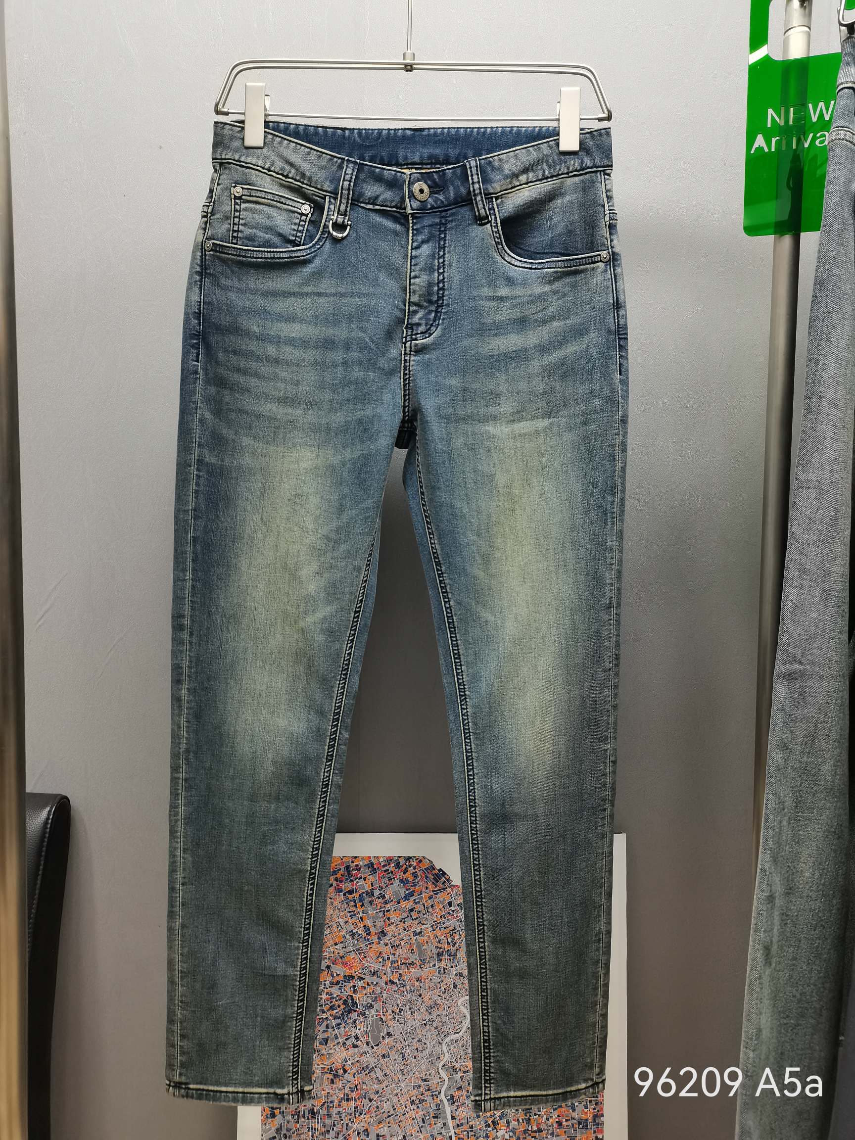 NO:121414,New spring and summer style CD retro blue cow, comfortable fabric, simple and atmospheric design, classic shape, full of big brand feeling, easy to match, fashionable first choice!  Model number: 96209 Fabric thickness Spring and summer thickness Size number 29-38 Size reference 31 Waist circumference 78 cm, 2 feet 3 waist circumference can be worn. Hips circumference 102 cm Thigh 54 calves 36 Trousers legs 32 cm, trousers length 103 cm.,,alexander wang19860909春夏新款  CD复古色蓝牛,面料舒适微弹,设计简洁大气,经典造型,大牌感十足, 修身好搭配,时尚首选！ 款号:96209 面料厚度春夏厚度 码数29-38 尺寸参考 31 码腰围78厘米,2尺3腰围可穿. 臀围102厘米 大腿54 小腿36 裤脚32厘米,裤长103 厘米.,,alexander wang,Men's clothing