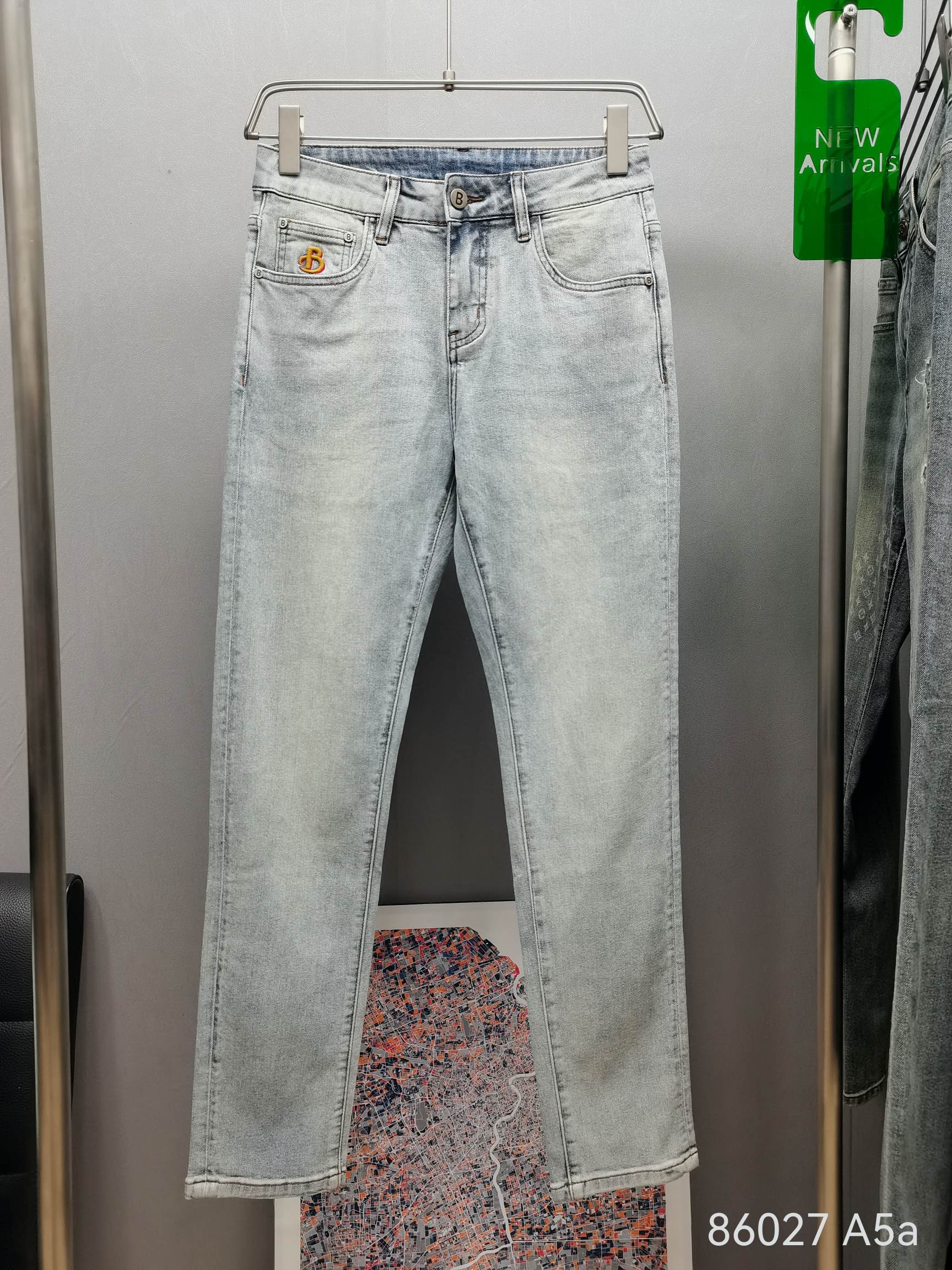 NO:121397,New spring and summer BB embroidered denim, the fabric is comfortable and slightly elastic, the design is simple and atmospheric, the classic shape is full of big brand, it is easy to match, and the first choice for fashion!  Model number: 86027 Fabric thickness Spring and summer thickness Size number 29-38 Size reference 31 Waist circumference 78 cm, 2 feet 3 waist circumference can be worn. Hips circumference 102 cm Thigh 54 calves 36 Trousers legs 32 cm, trousers length 103 cm.,,alexander wang19860909春夏新款  BB绣标牛仔,面料舒适微弹,设计简洁大气,经典造型,大牌感十足, 修身好搭配,时尚首选！ 款号:86027 面料厚度春夏厚度 码数29-38 尺寸参考 31 码腰围78厘米,2尺3腰围可穿. 臀围102厘米 大腿54 小腿36 裤脚32厘米,裤长103 厘米.,,alexander wang,Men's clothing