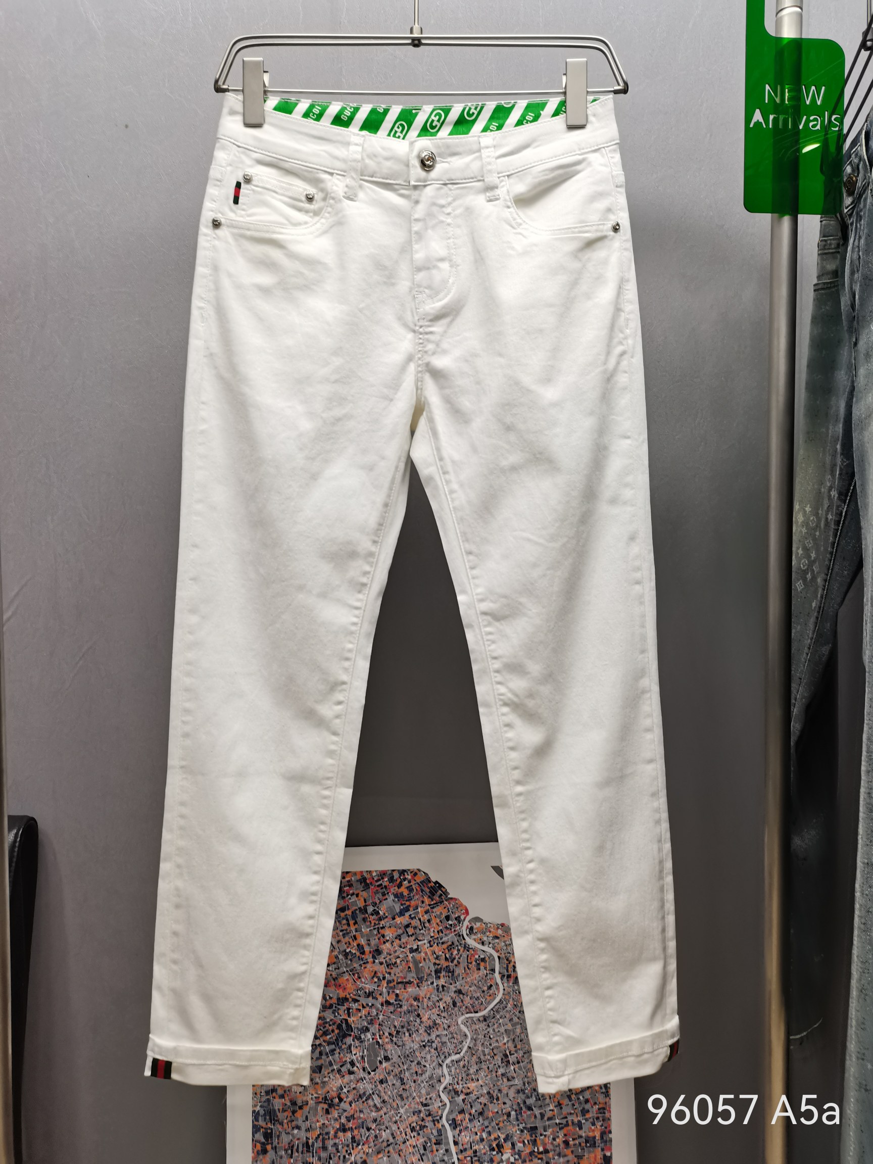 NO:121399,New spring and summer style Gu Xiaoliu White Cow, the fabric is comfortable and slightly elastic, the design is simple and atmospheric, the classic shape is full of big brand, it is easy to match with slim fit, and the first choice for fashion!  Model number: 96057 Fabric thickness Spring and summer thickness Size number 29-38 Size reference 31 Waist circumference 78 cm, 2 feet 3 waist circumference can be worn. Hips circumference 102 cm Thigh 54 calves 36 Trousers legs 32 cm, trousers length 103 cm.,,alexander wang19860909春夏新款  Gu挽脚白牛,面料舒适微弹,设计简洁大气,经典造型,大牌感十足, 修身好搭配,时尚首选！ 款号:96057 面料厚度春夏厚度 码数29-38 尺寸参考 31 码腰围78厘米,2尺3腰围可穿. 臀围102厘米 大腿54 小腿36 裤脚32厘米,裤长103 厘米.,,alexander wang,Men's clothing