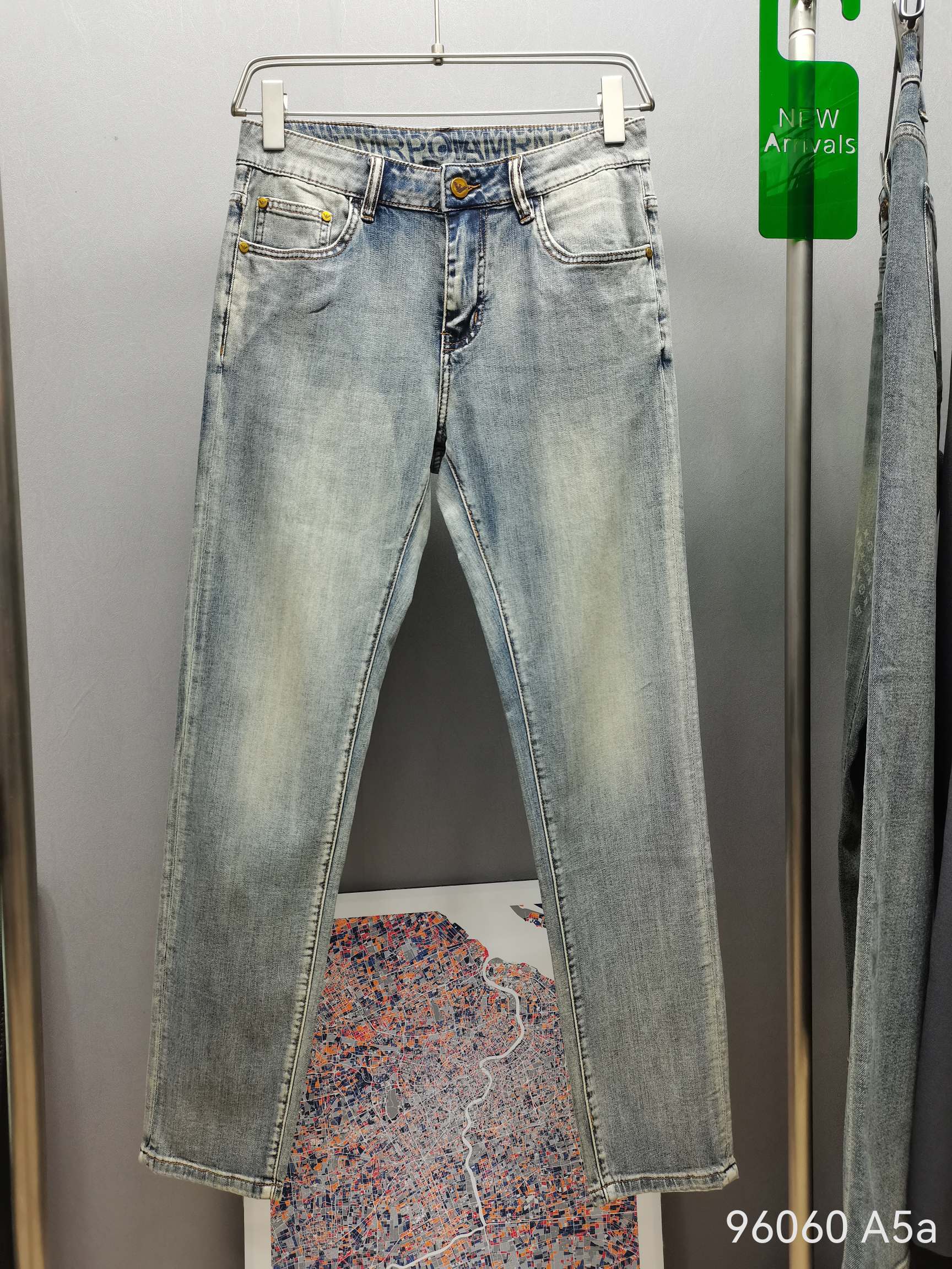 NO:121401,New spring and summer EA diamond wing denim, the fabric is comfortable and slightly elastic, the design is simple and atmospheric, the classic shape is full of big brand, it is easy to match, and the first choice for fashion!  Model number: 96060 Fabric thickness Spring and summer thickness Size number 29-38 Size reference 31 Waist circumference 78 cm, 2 feet 3 waist circumference can be worn. Hips circumference 102 cm Thigh 54 calves 36 Trousers legs 32 cm, trousers length 103 cm.,,alexander wang19860909春夏新款  EA钻翅牛仔,面料舒适微弹,设计简洁大气,经典造型,大牌感十足, 修身好搭配,时尚首选！ 款号:96060 面料厚度春夏厚度 码数29-38 尺寸参考 31 码腰围78厘米,2尺3腰围可穿. 臀围102厘米 大腿54 小腿36 裤脚32厘米,裤长103 厘米.,,alexander wang,Men's clothing